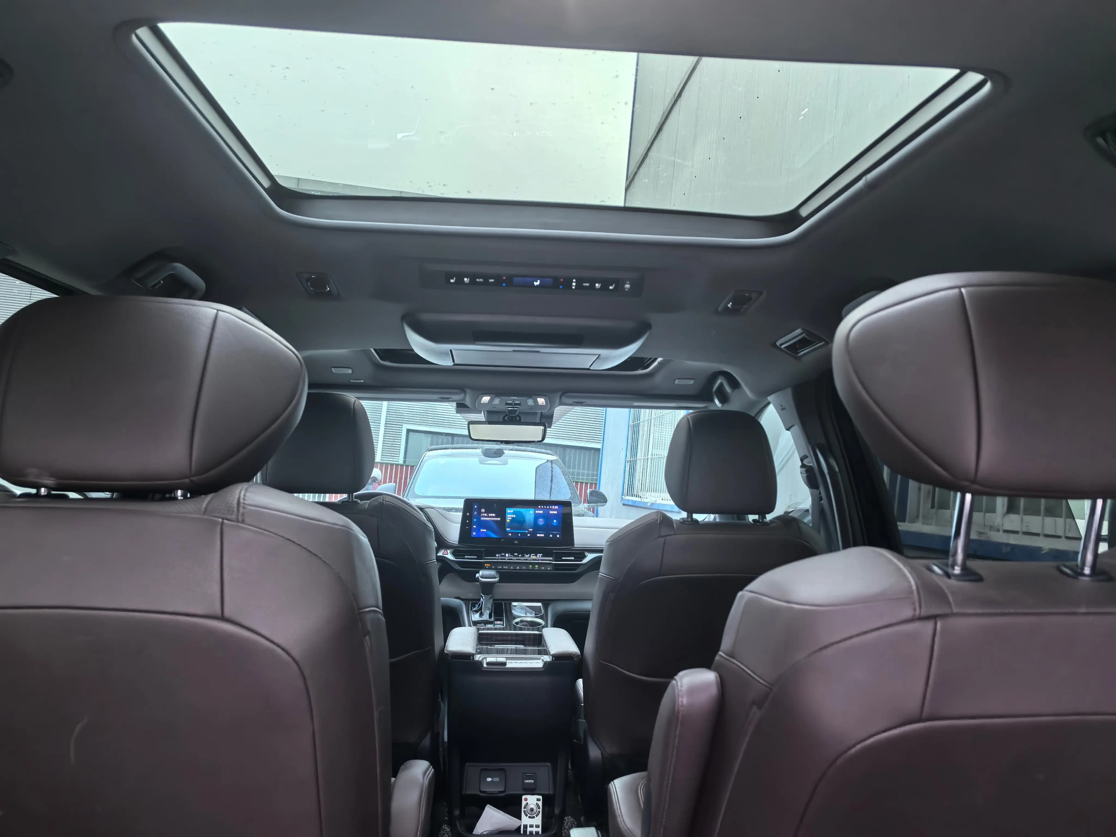 Toyota Granvia 2024 г. 62189 км. — фото 23