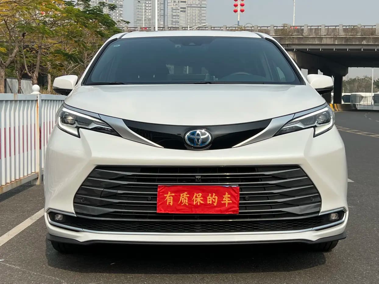 Toyota Sienna 2024 г. 40010 км. — фото 2