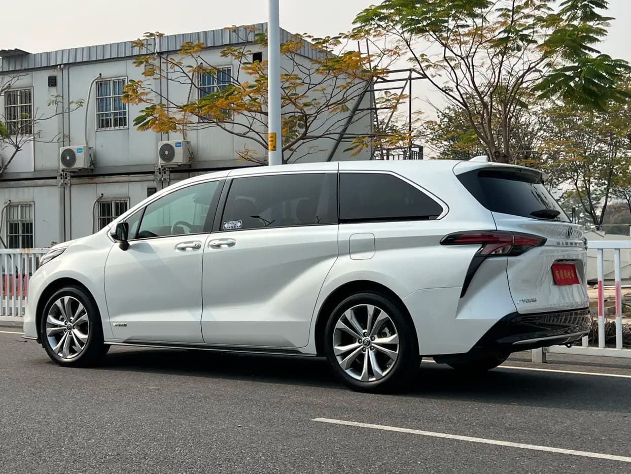 Toyota Sienna 2024 г. 40010 км. — фото 3