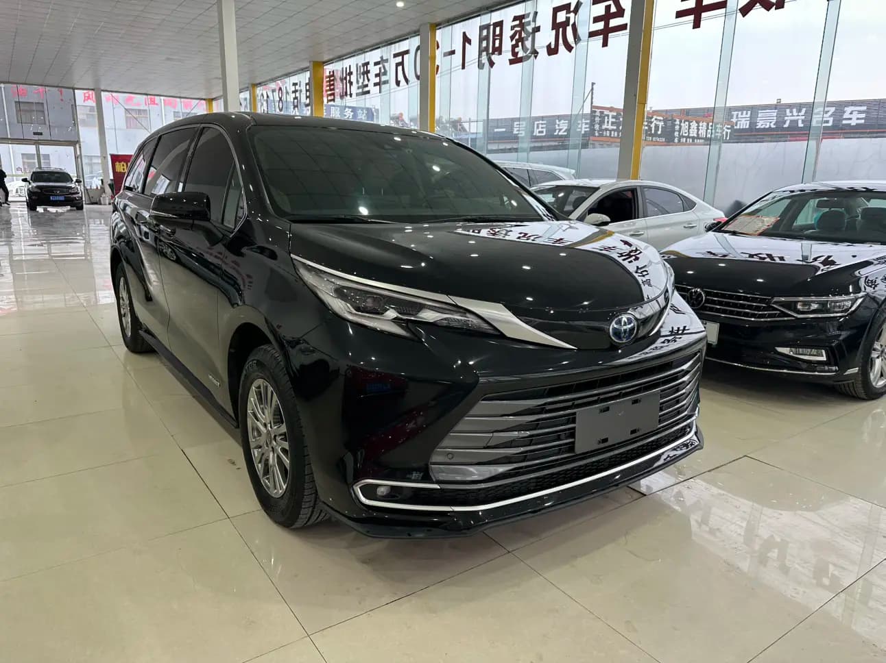 Toyota Sienna 2023 г. 73009 км. — фото 2