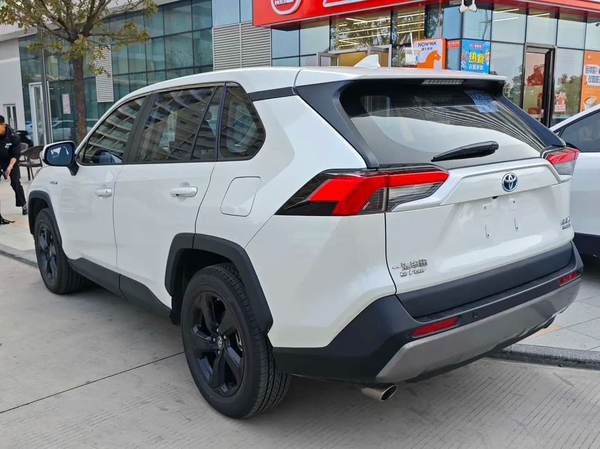 Toyota RAV4 2022 г. 47924 км. — фото 2