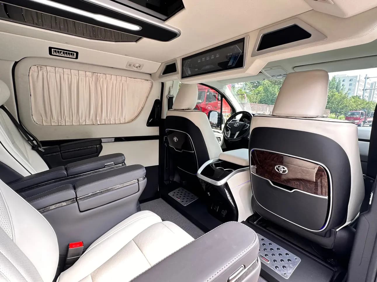 Toyota HiAce 2024 г. 10542 км. — фото 12