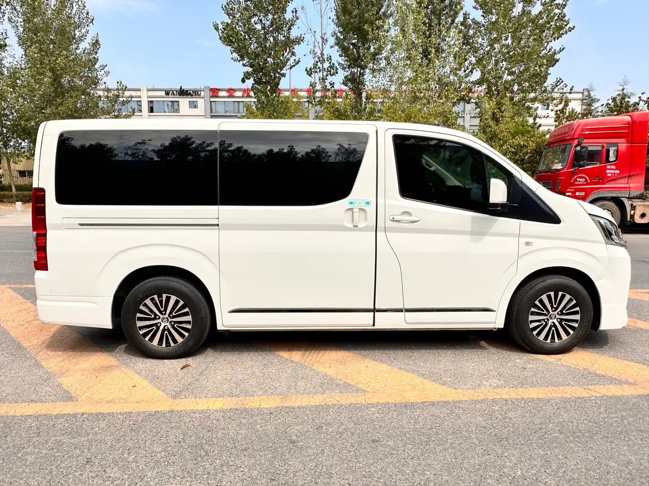 Toyota HiAce 2024 г. 10542 км. — фото 8