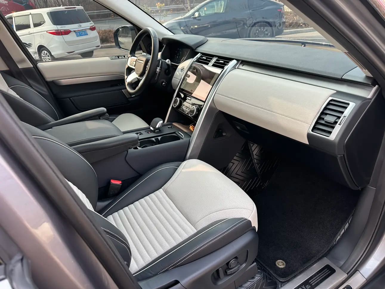 Land Rover Discovery 2021 г. 68091 км. — фото 22