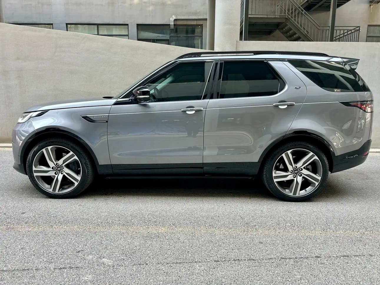 Land Rover Discovery 2021 г. 68091 км. — фото 4