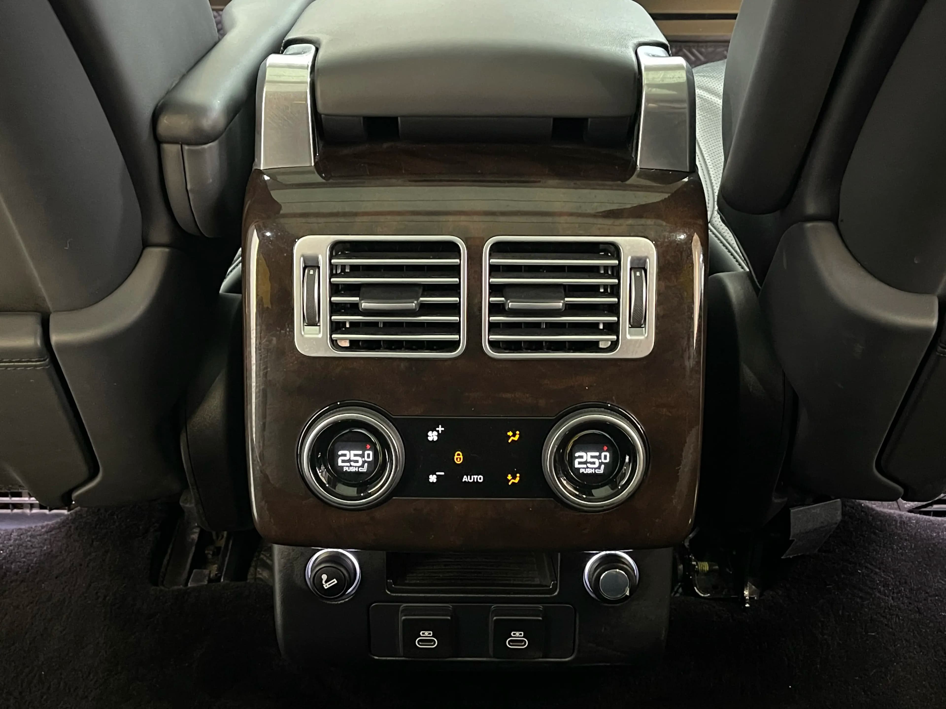 Land Rover Range rover 2022 г. 70094 км. — фото 12