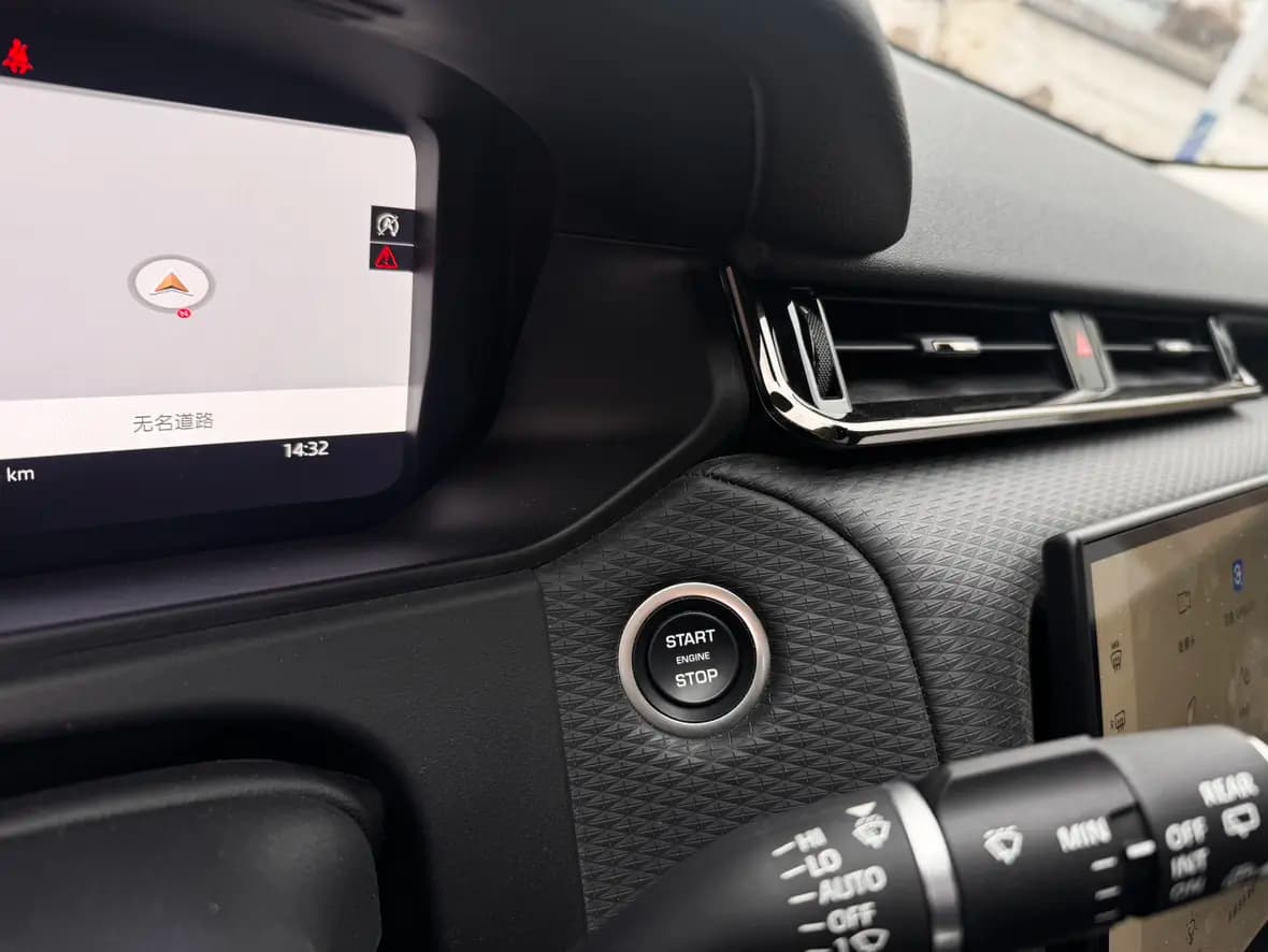 Land Rover Range Rover Velar 2024 г. 30119 км. — фото 7