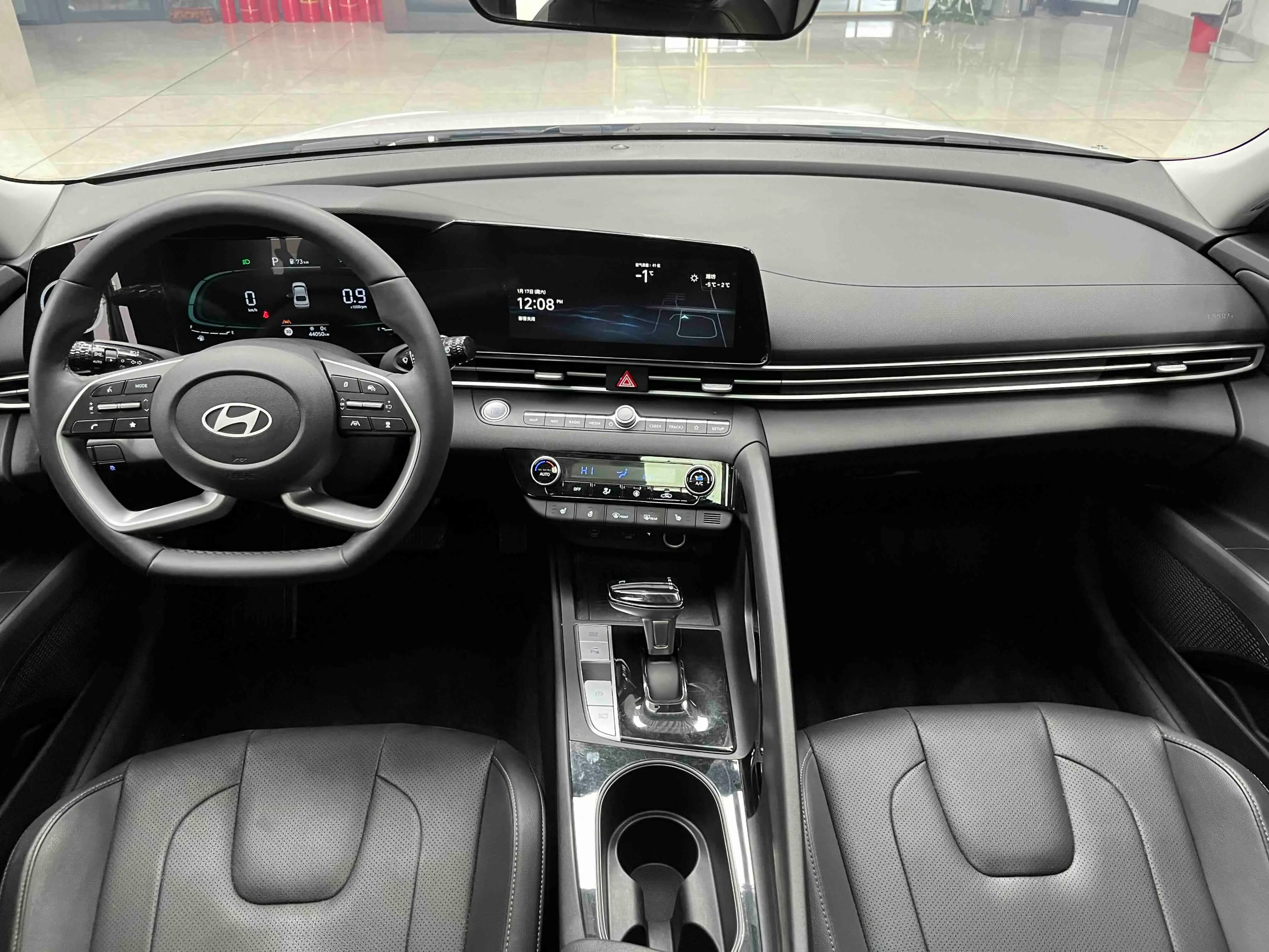 Hyundai Elantra 2023 г. 44030 км. — фото 12