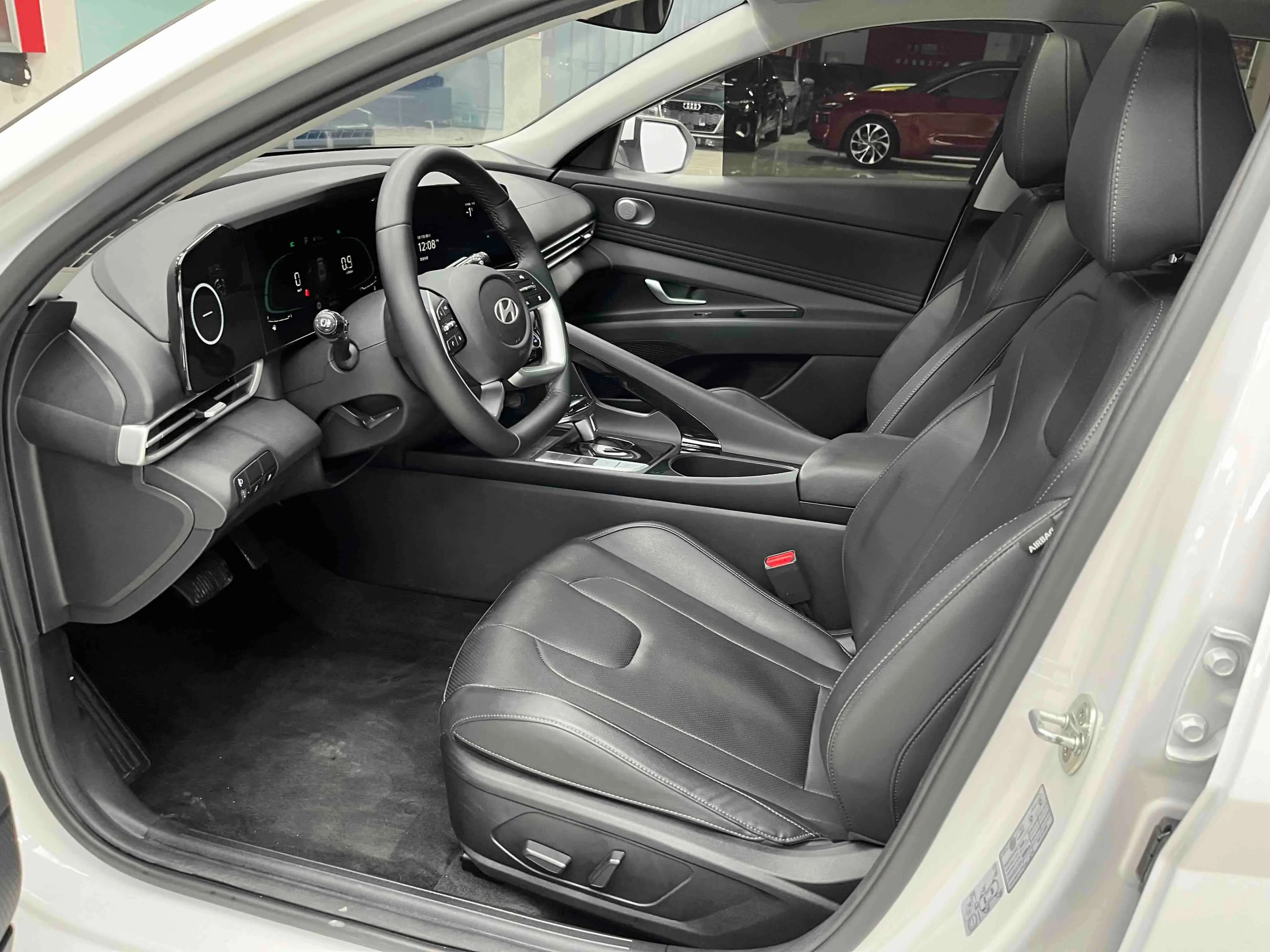 Hyundai Elantra 2023 г. 44030 км. — фото 15