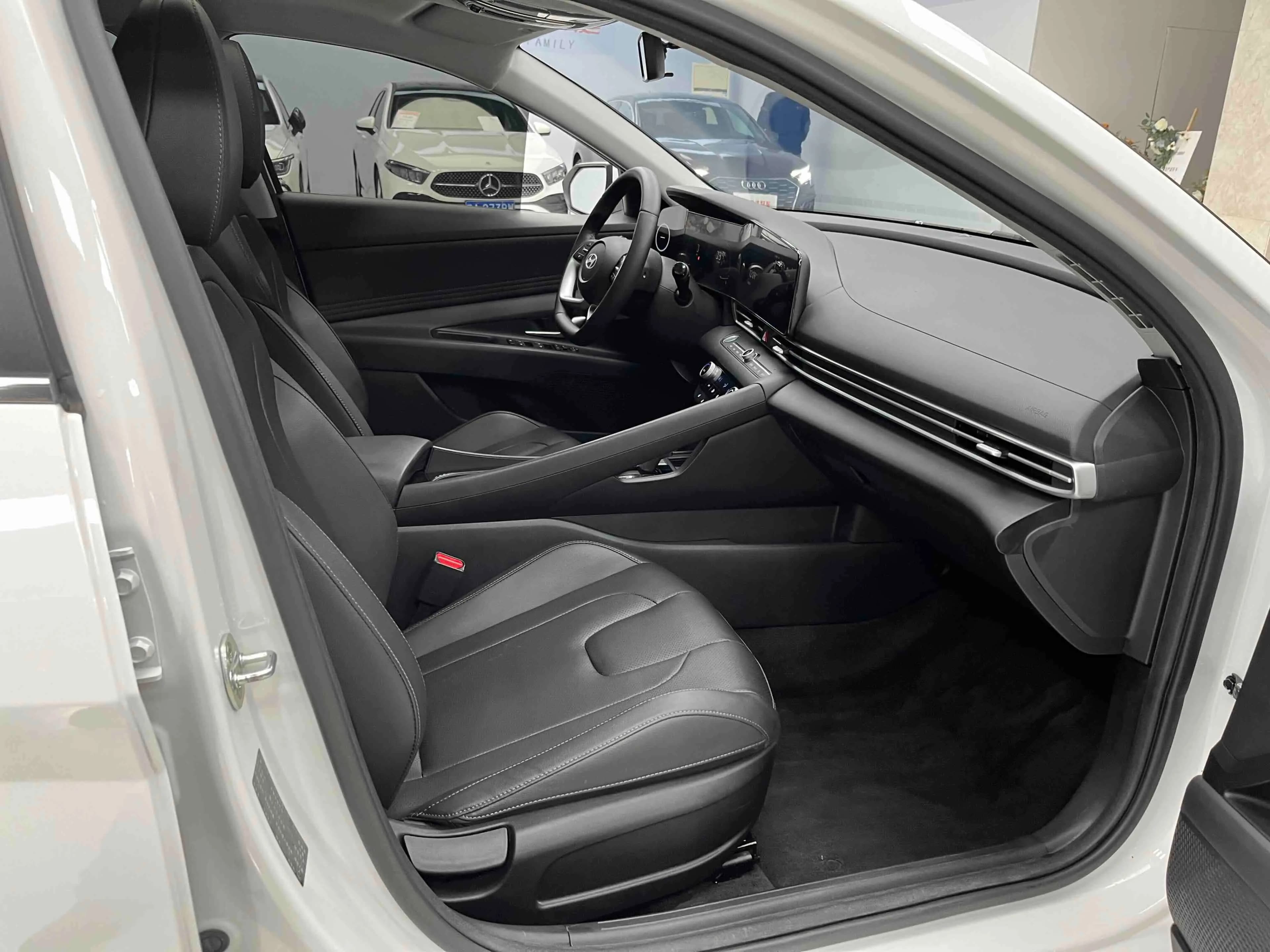Hyundai Elantra 2023 г. 44030 км. — фото 16