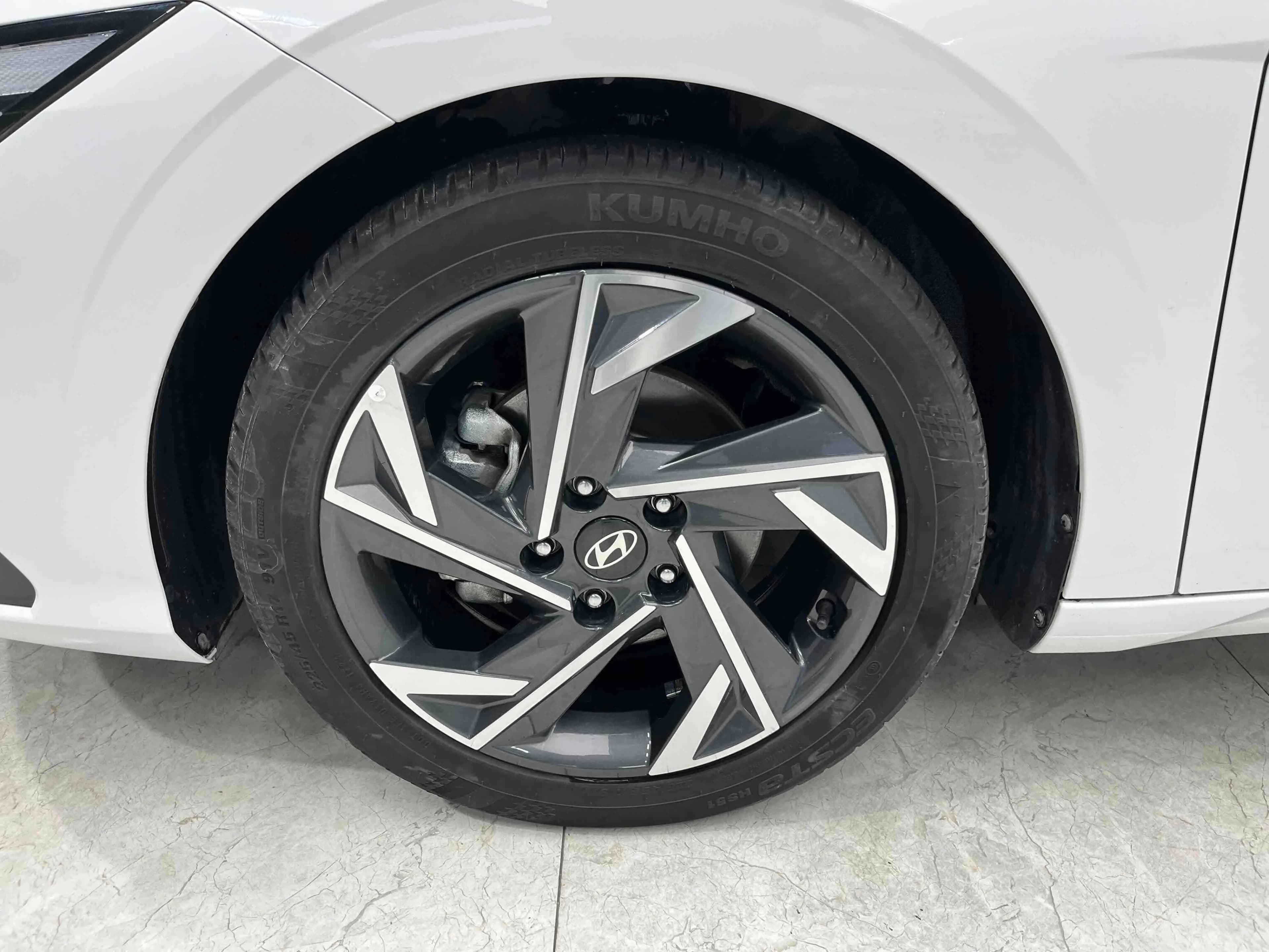 Hyundai Elantra 2023 г. 44030 км. — фото 10