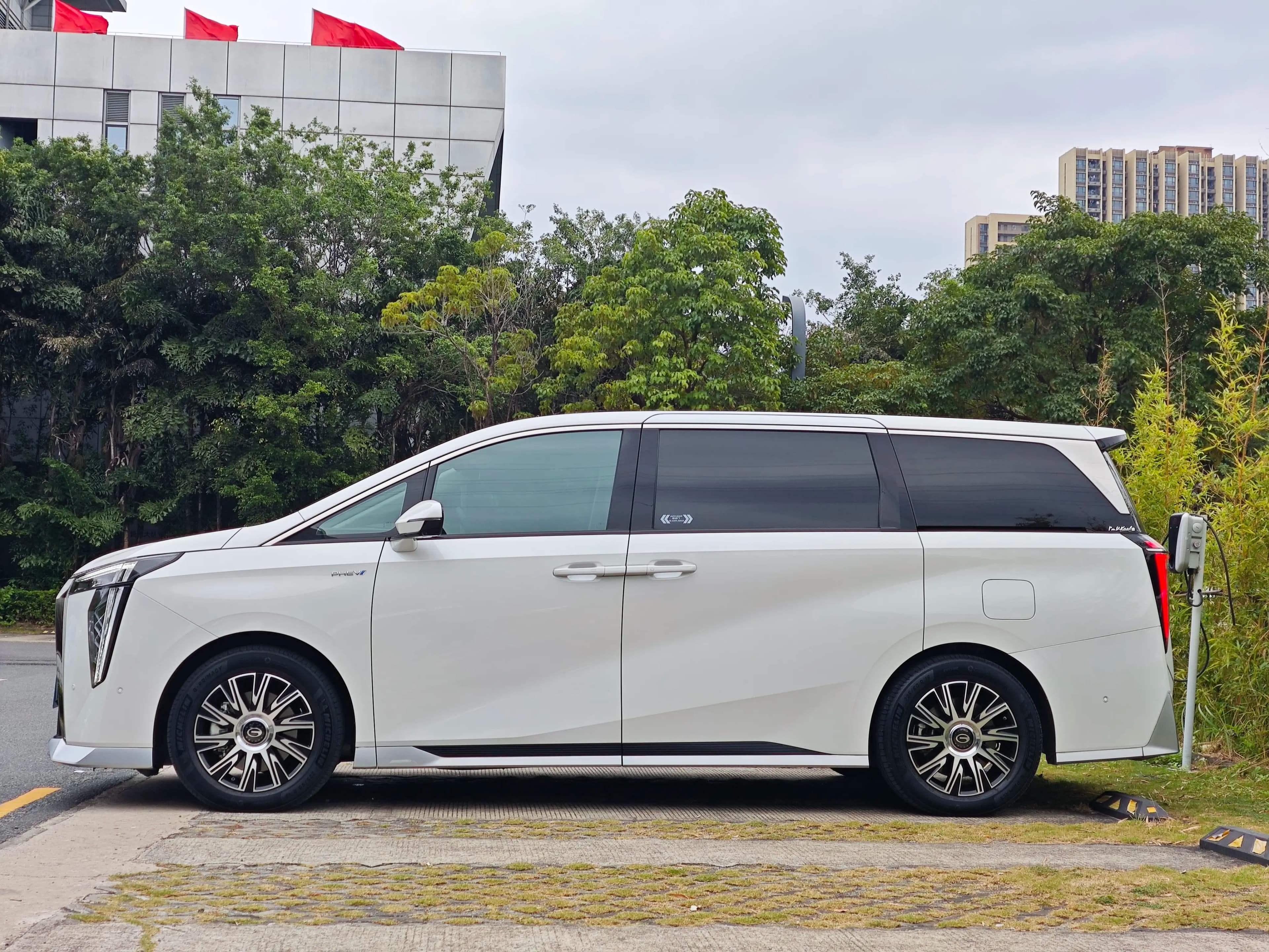 GAC Trumpchi E9 PHEV 2023 г. 58063 км. — фото 4