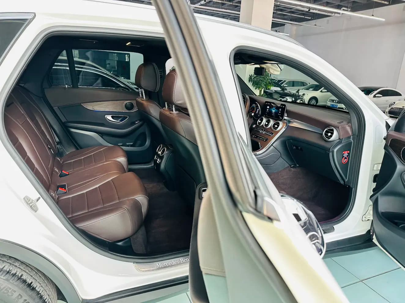 Mercedes-Benz GLC 2021 г. 92035 км. — фото 14