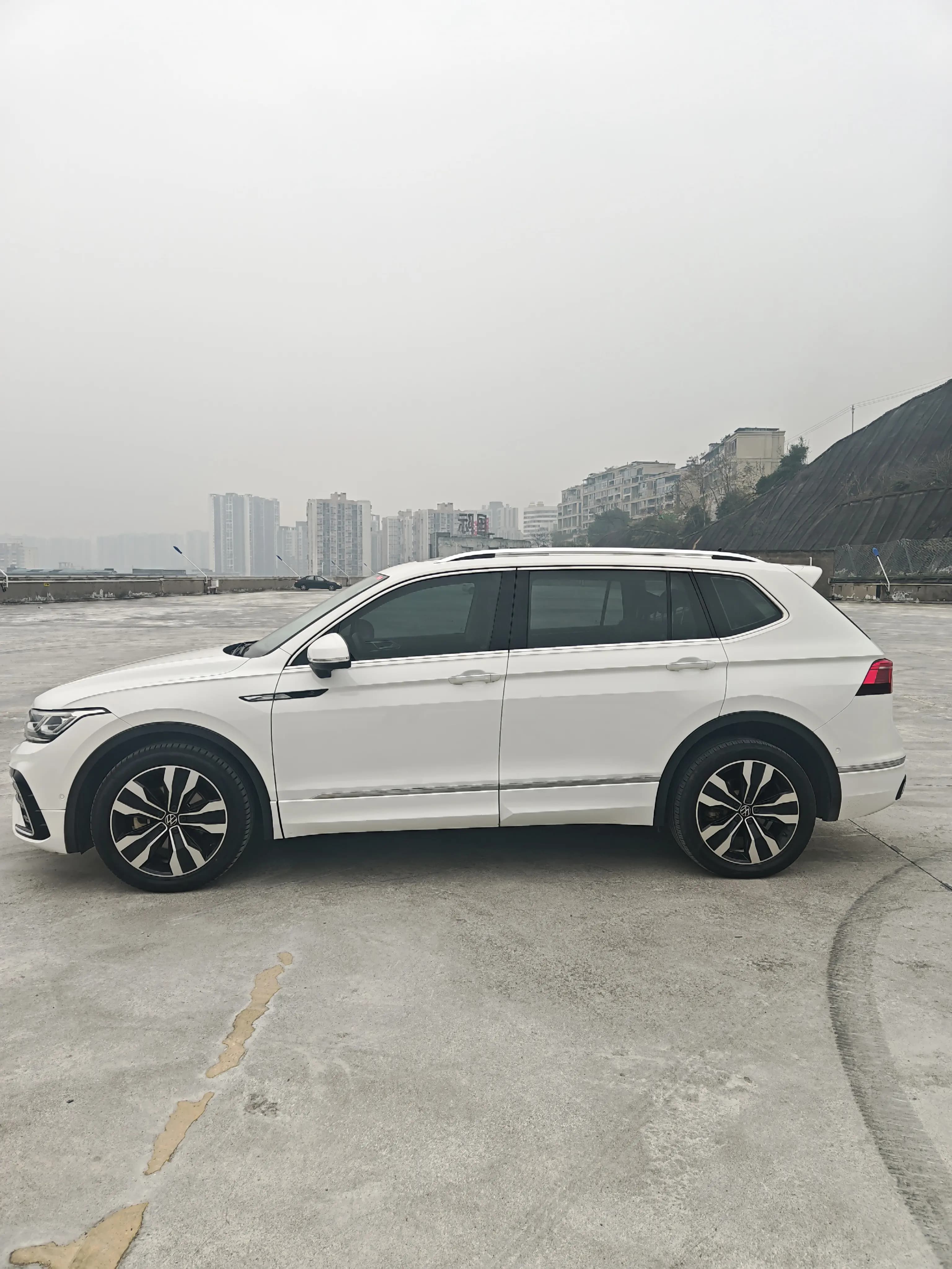 Volkswagen Tiguan L 2021 г. 102000 км. — фото 2