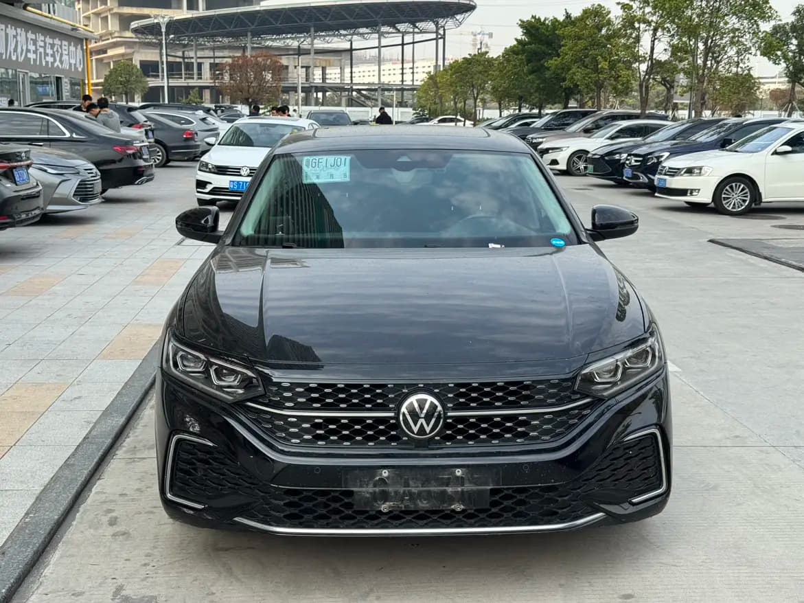 Volkswagen Passat 2022 г. 61639 км. — фото 2