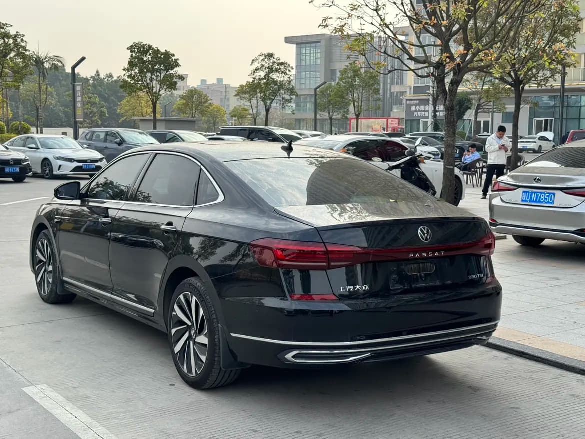 Volkswagen Passat 2022 г. 61639 км. — фото 3