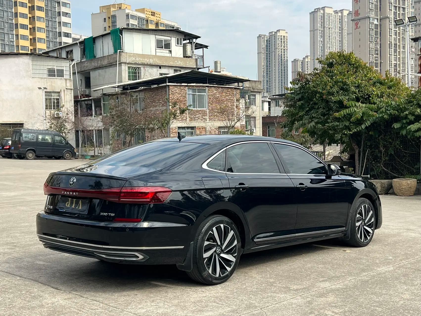 Volkswagen Passat 2023 г. 78042 км. — фото 2