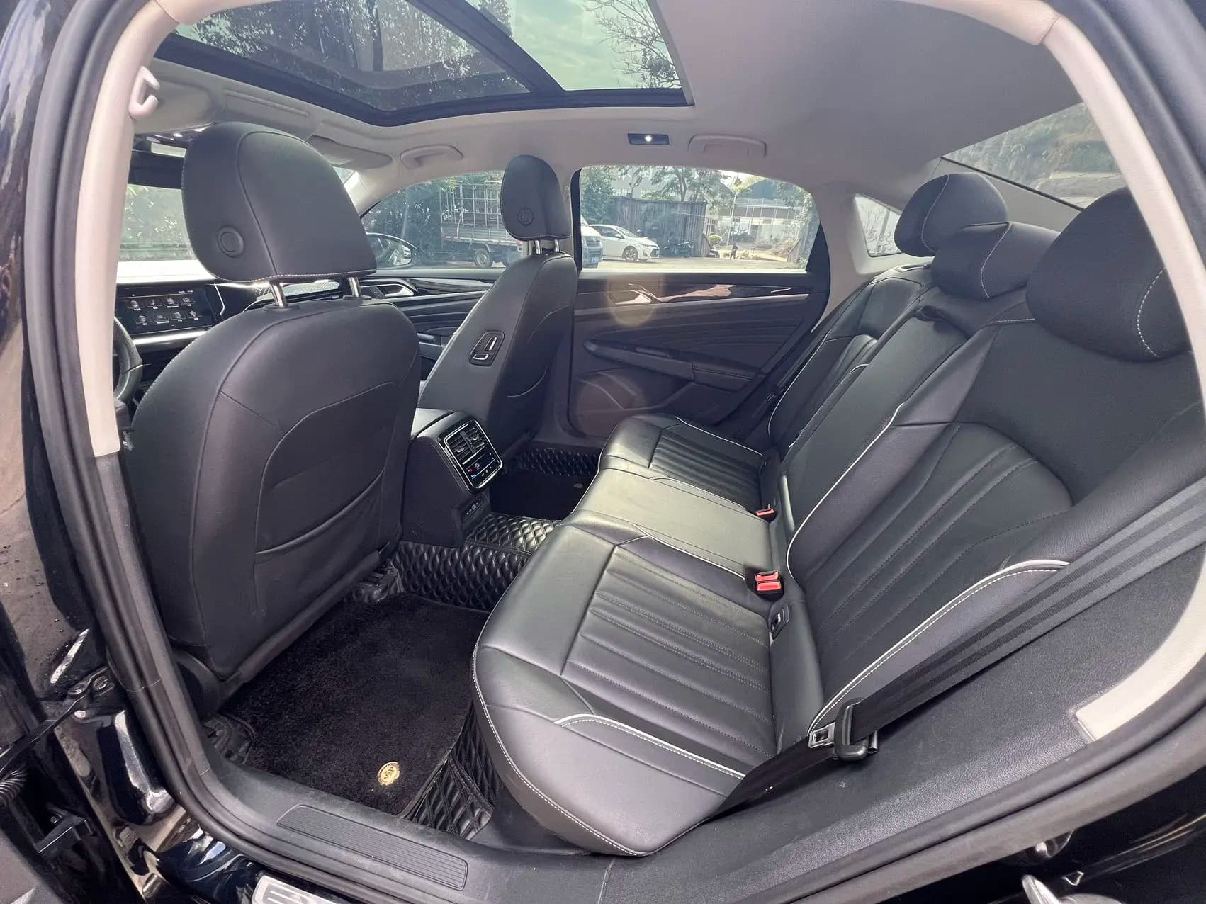 Volkswagen Passat 2023 г. 78042 км. — фото 4