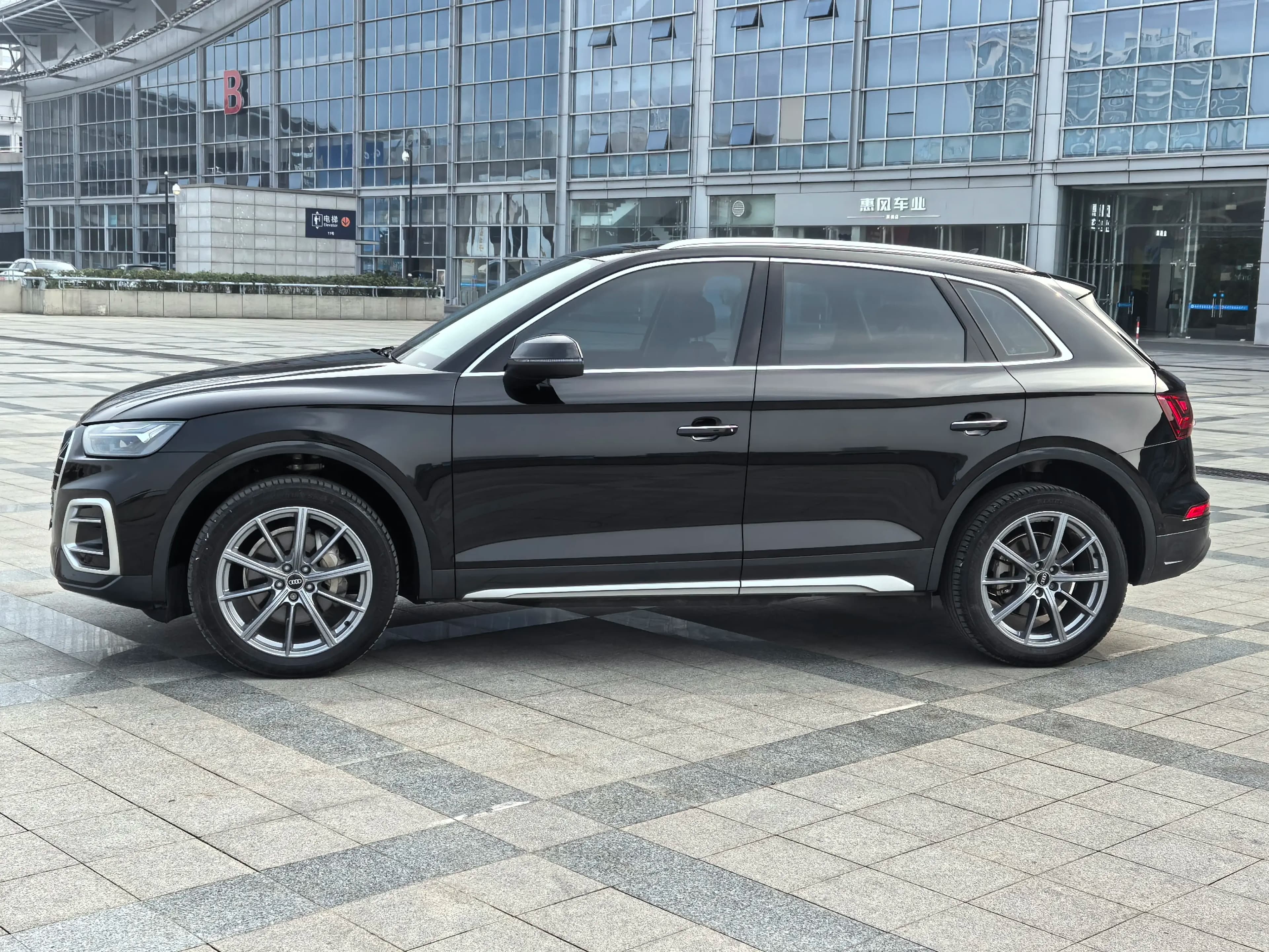 Audi Q5L 2022 г. 49000 км. — фото 3