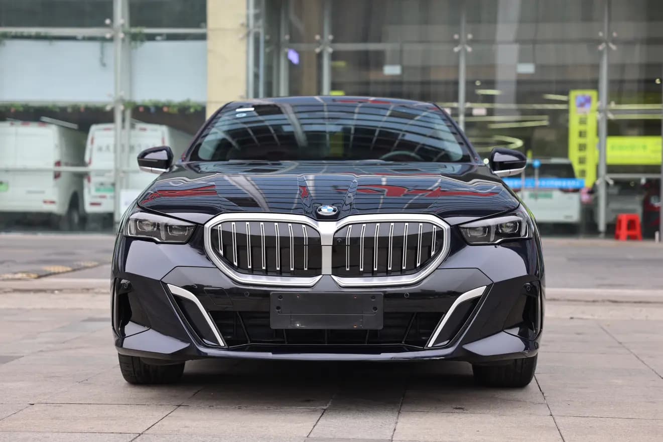 BMW 5 Series 2024 г. 29047 км. — фото 2