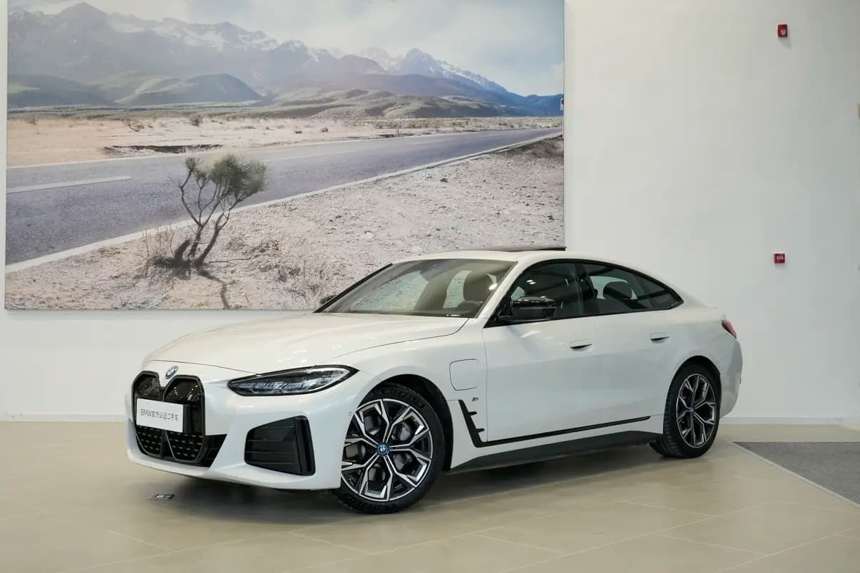 BMW i4 2023 г. 12097 км.
