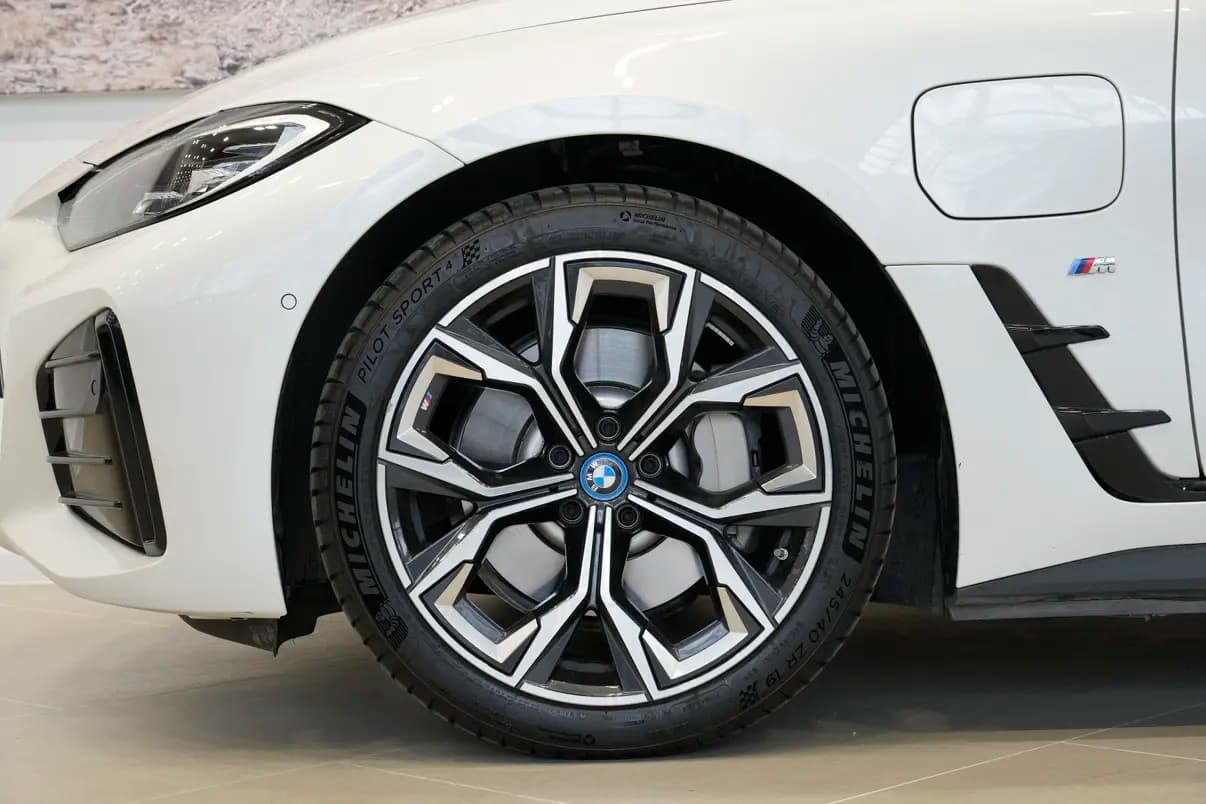 BMW i4 2023 г. 12097 км. — фото 7