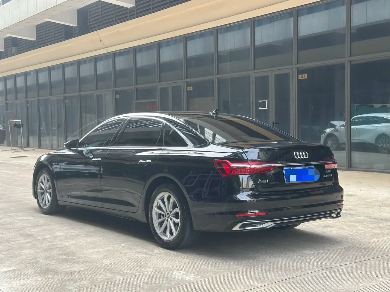 Audi A6L 2023 г. 94144 км. — фото 3