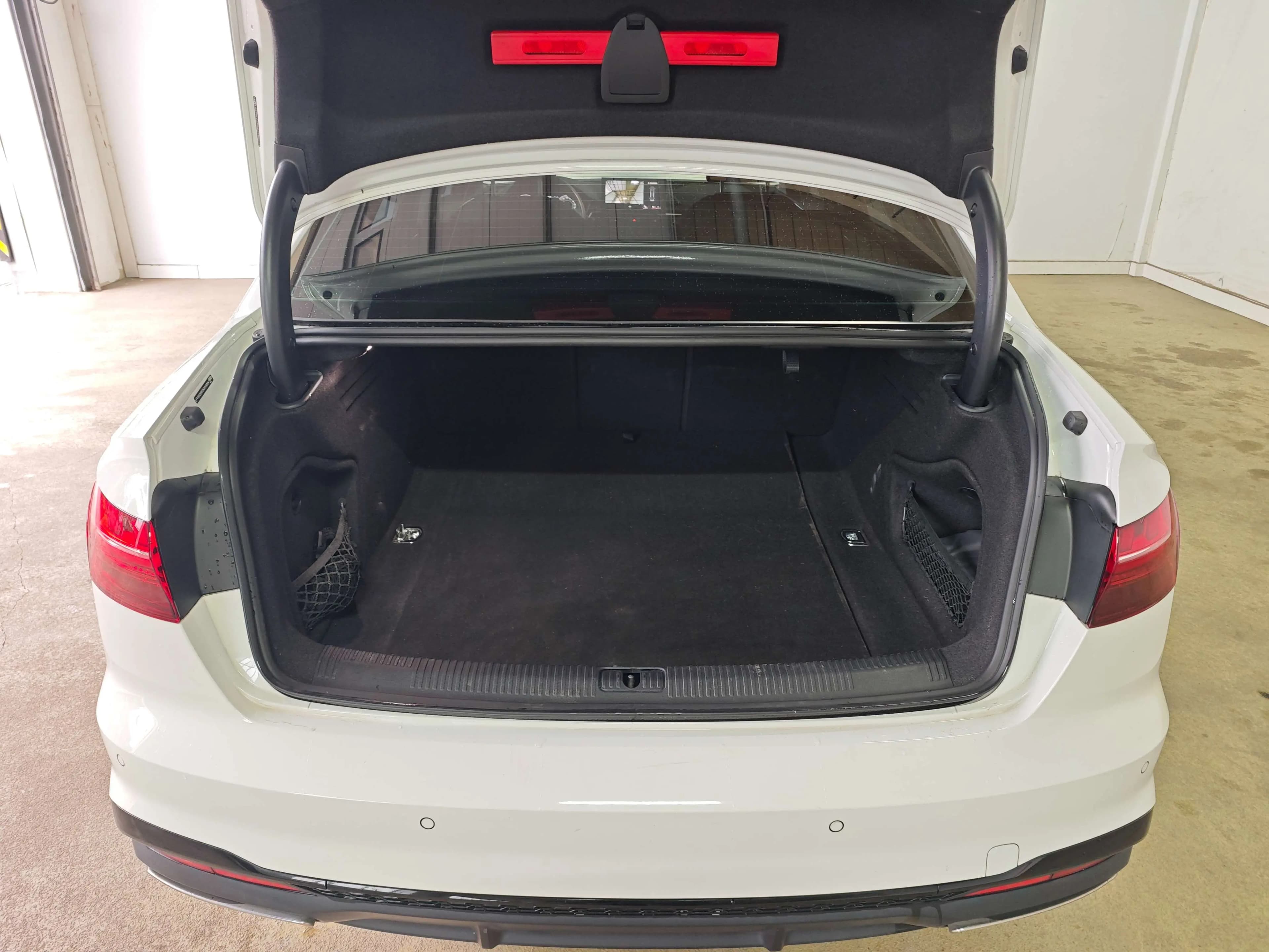 Audi A4L 2023 г. 43001 км. — фото 10
