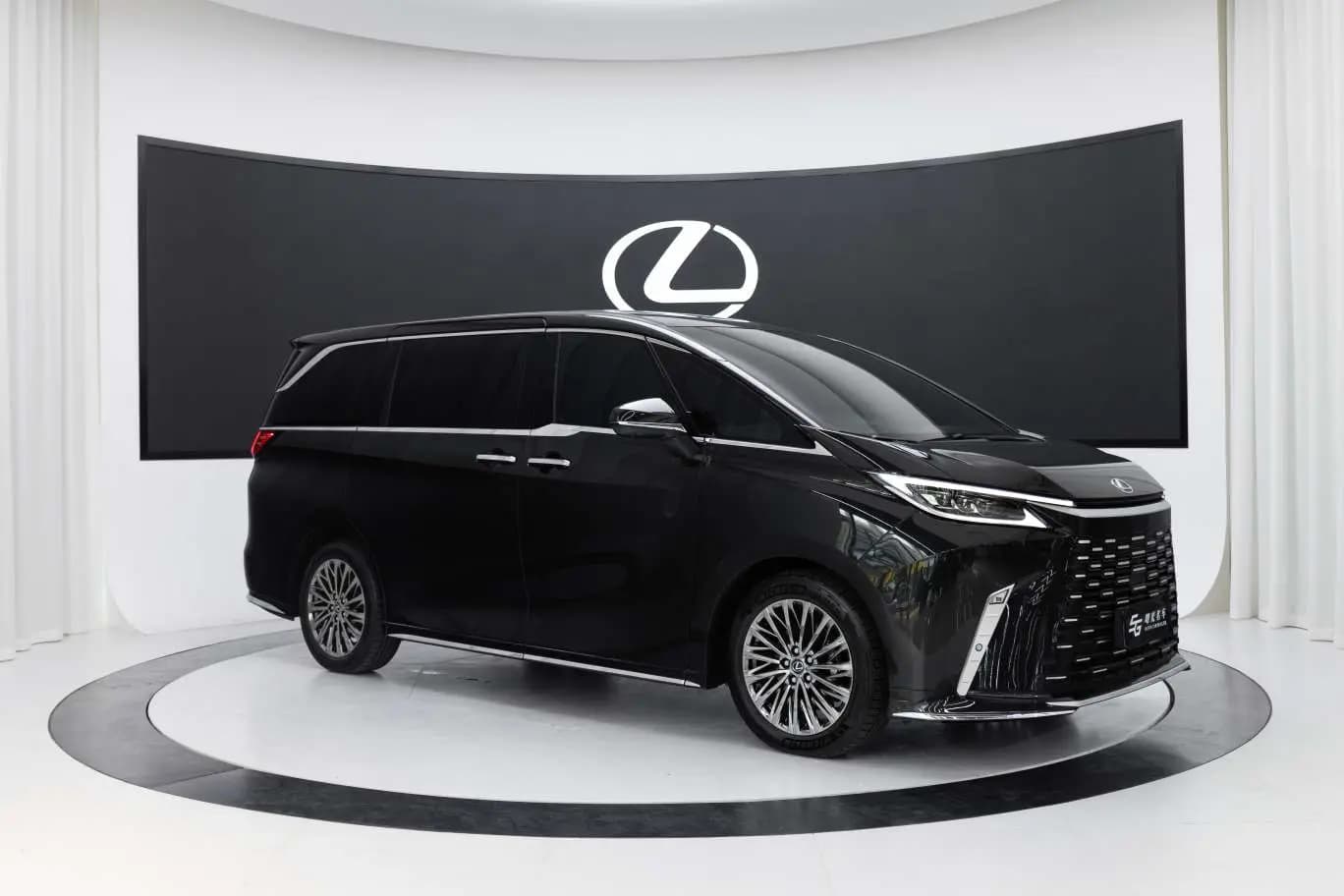 Lexus LM 2024 г. 9380 км. — фото 3