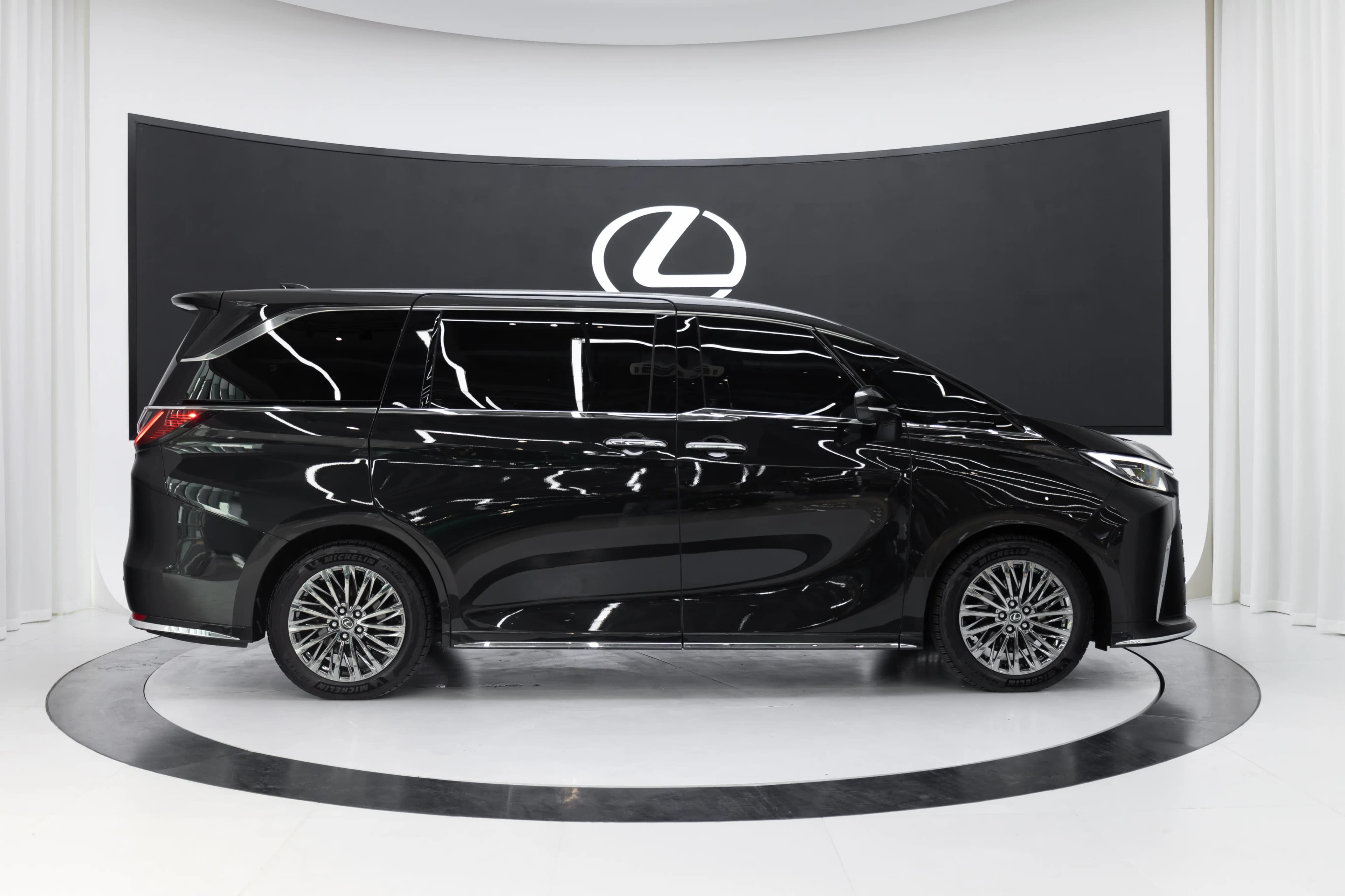 Lexus LM 2024 г. 9380 км. — фото 4
