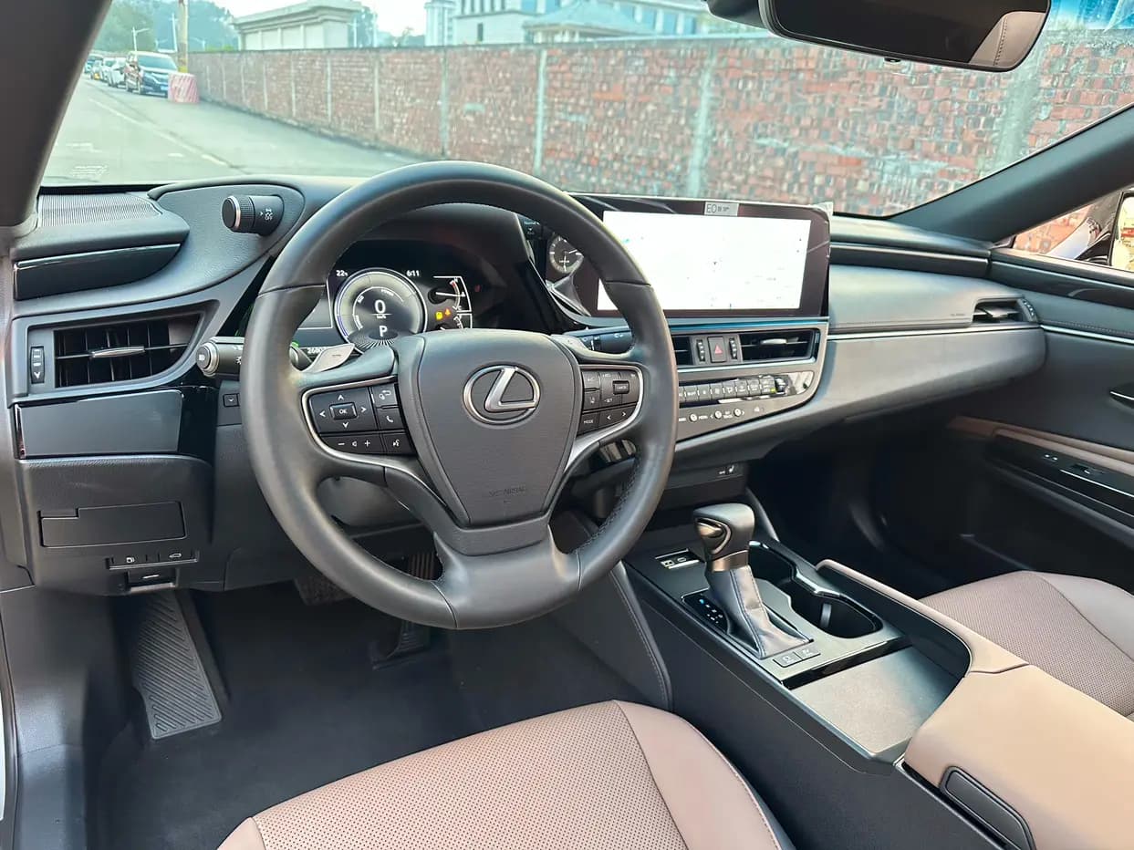 Lexus ES 2024 г. 26000 км. — фото 12