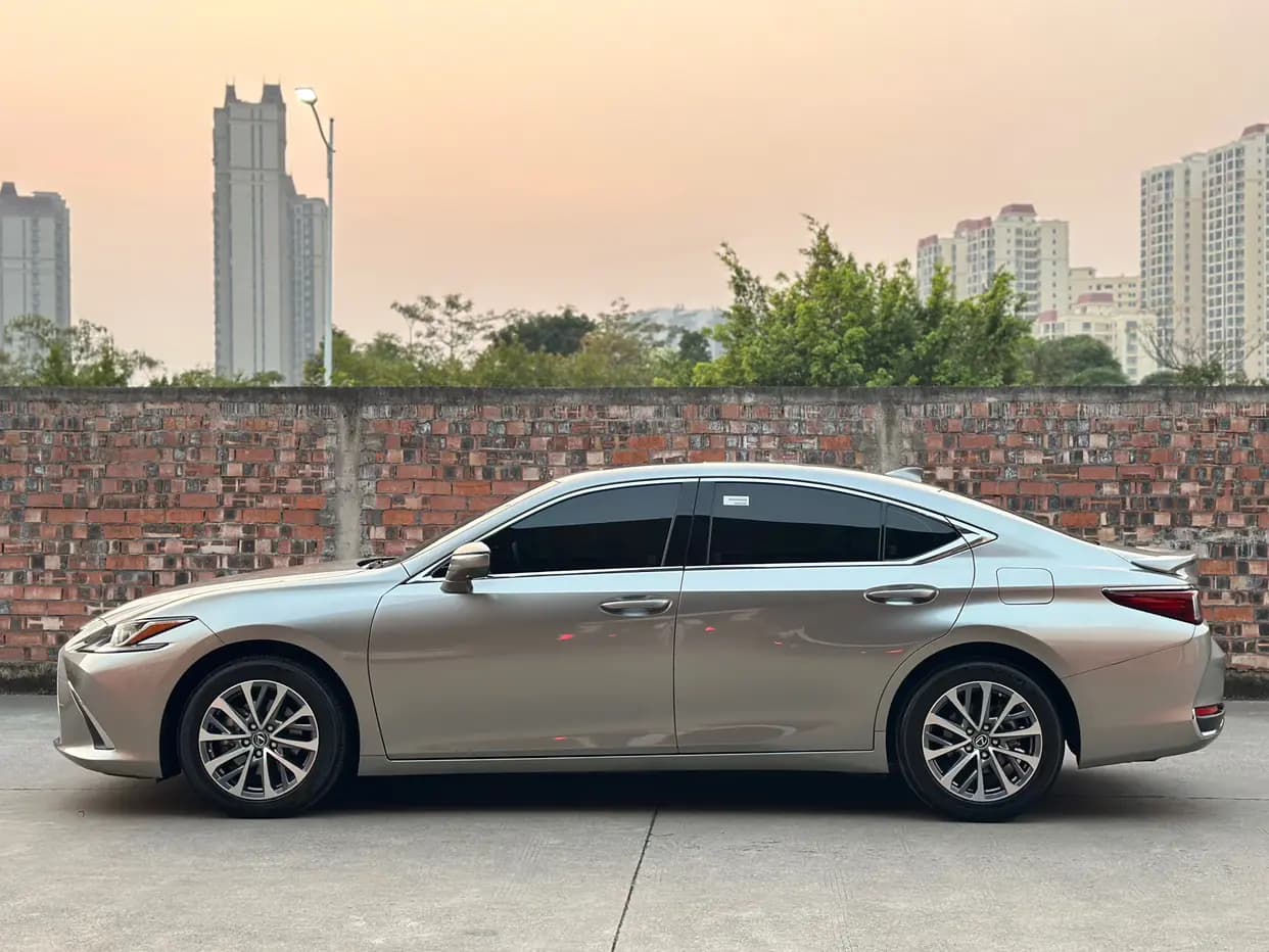 Lexus ES 2024 г. 26000 км. — фото 3