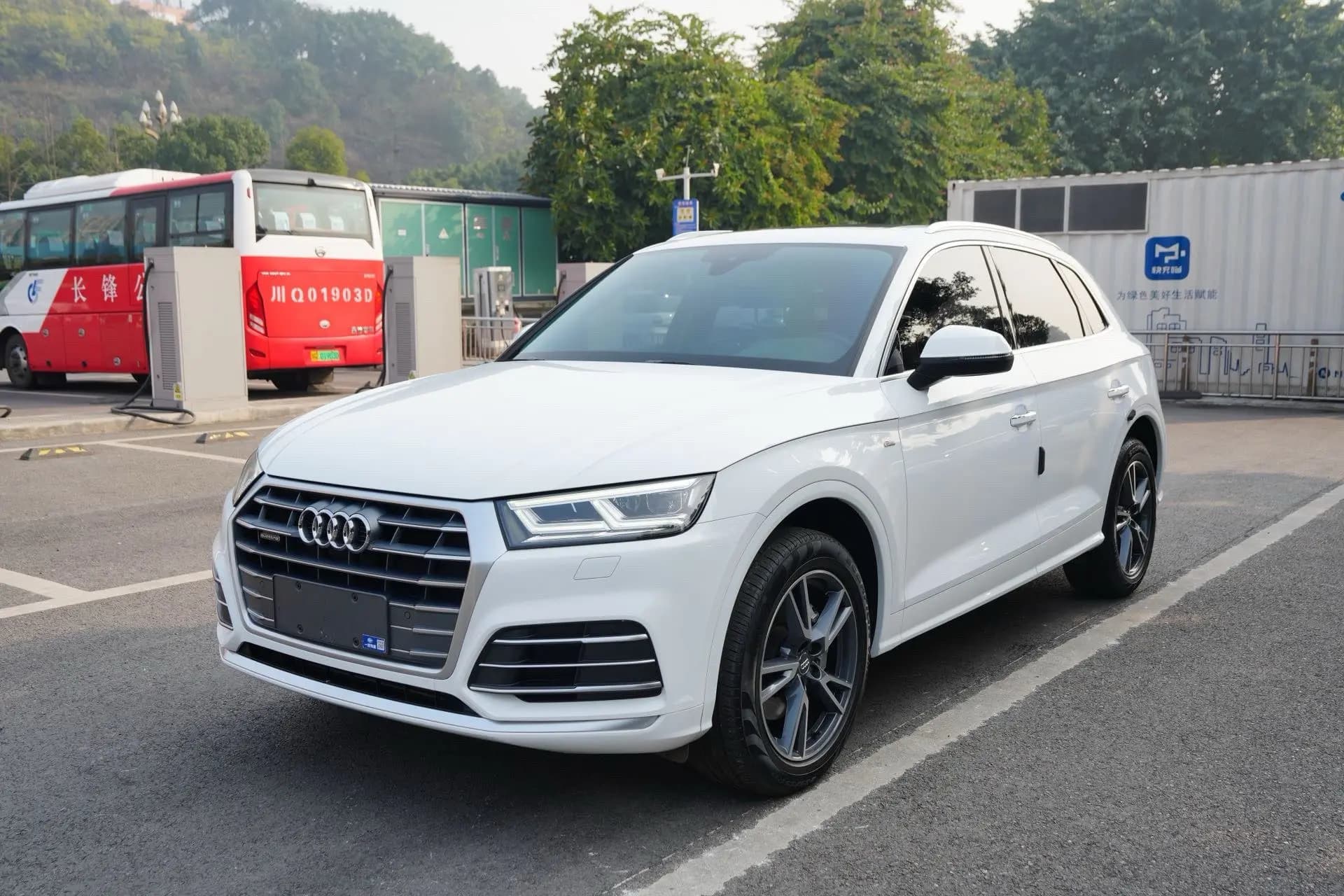 Audi Q5L 2021 г. 56060 км. — фото 1