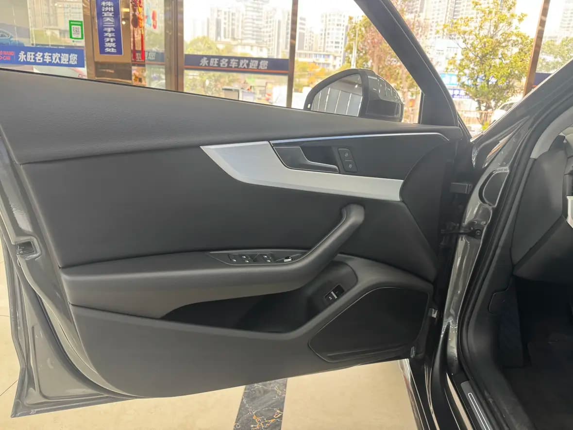 Audi A4L 2021 г. 41038 км. — фото 10