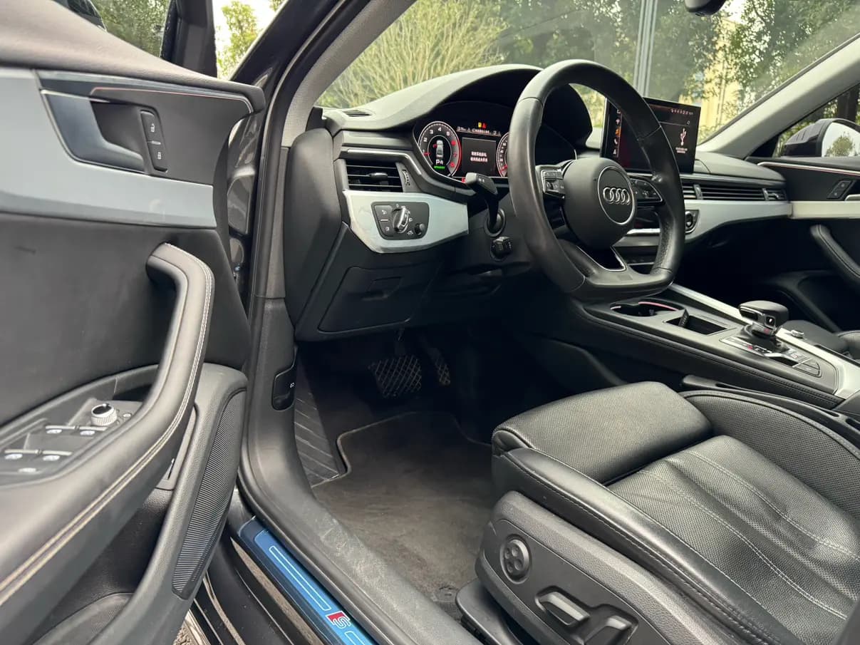 Audi A4L 2023 г. 24062 км. — фото 9