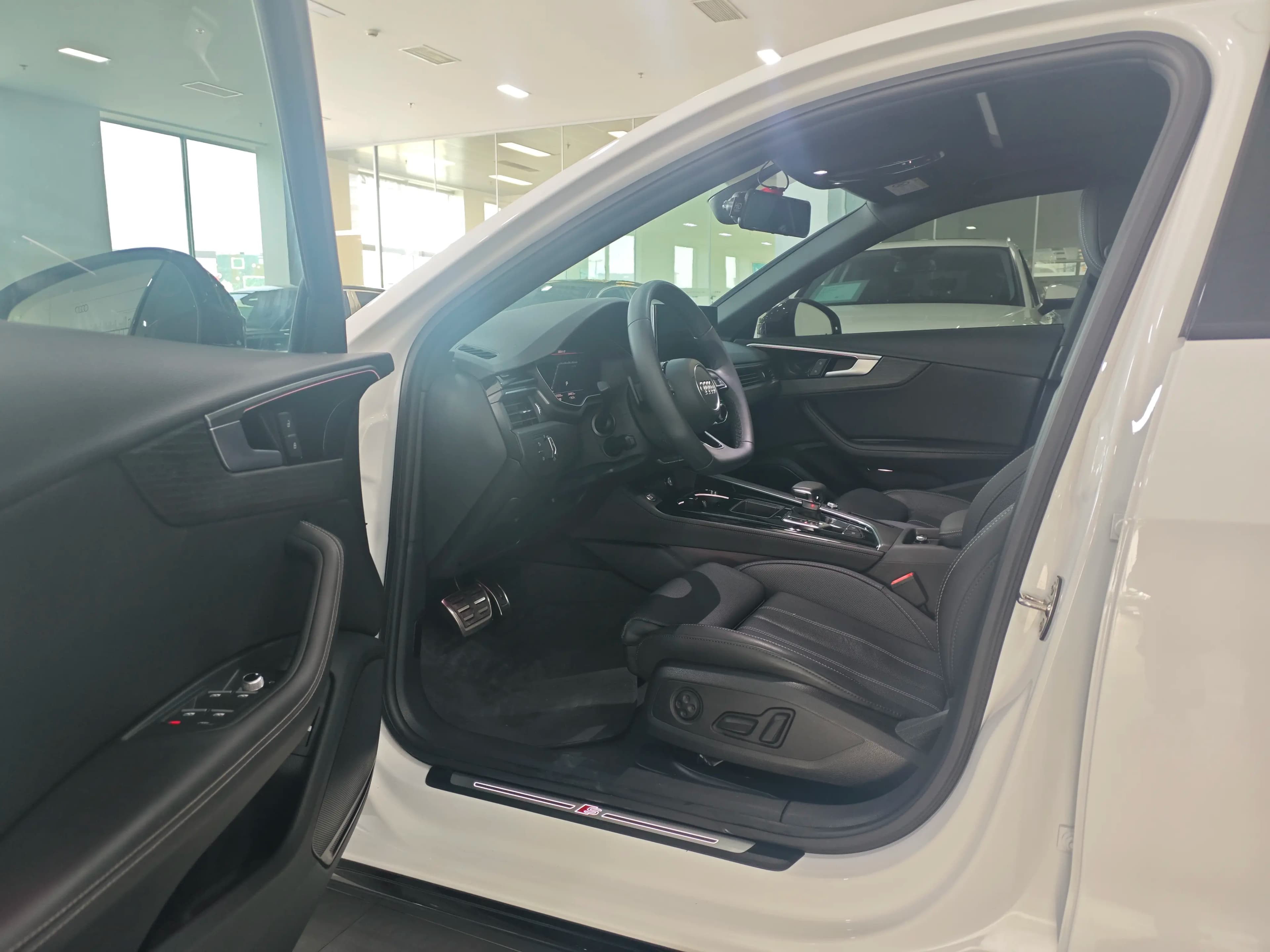 Audi A4L 2023 г. 31884 км. — фото 14