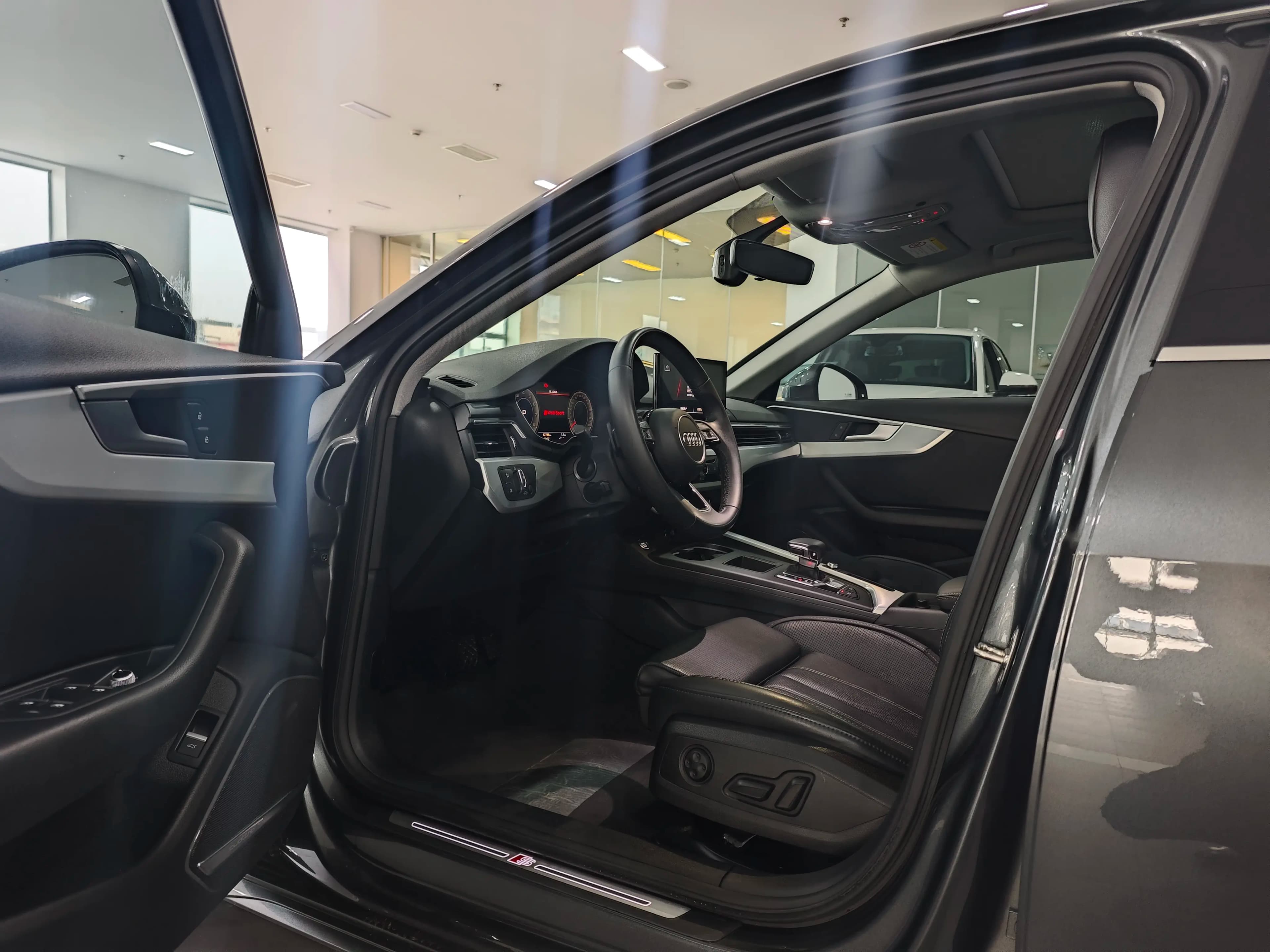 Audi A4L 2022 г. 62133 км. — фото 13