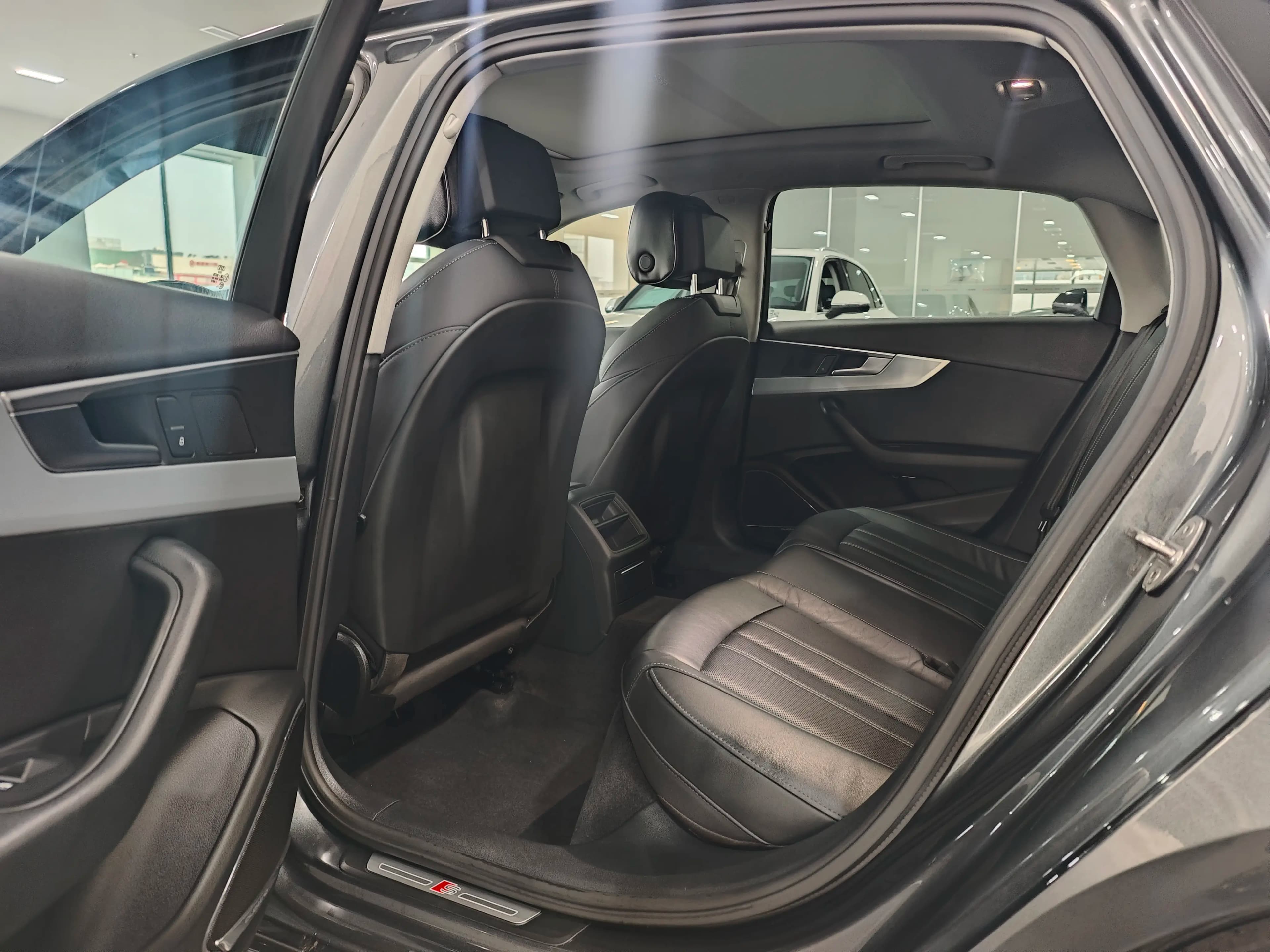 Audi A4L 2022 г. 62133 км. — фото 14