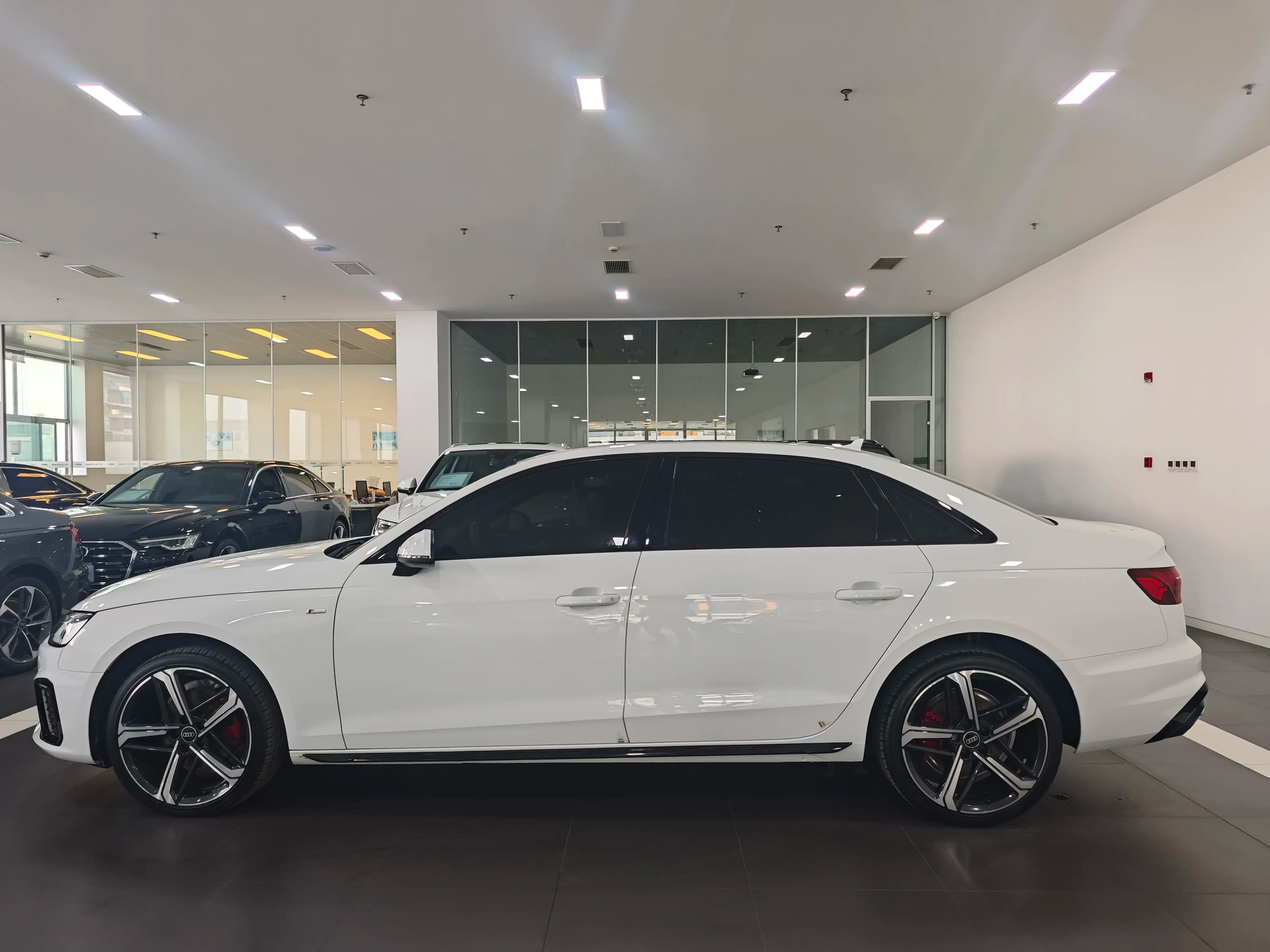 Audi A4L 2024 г. 31327 км. — фото 4