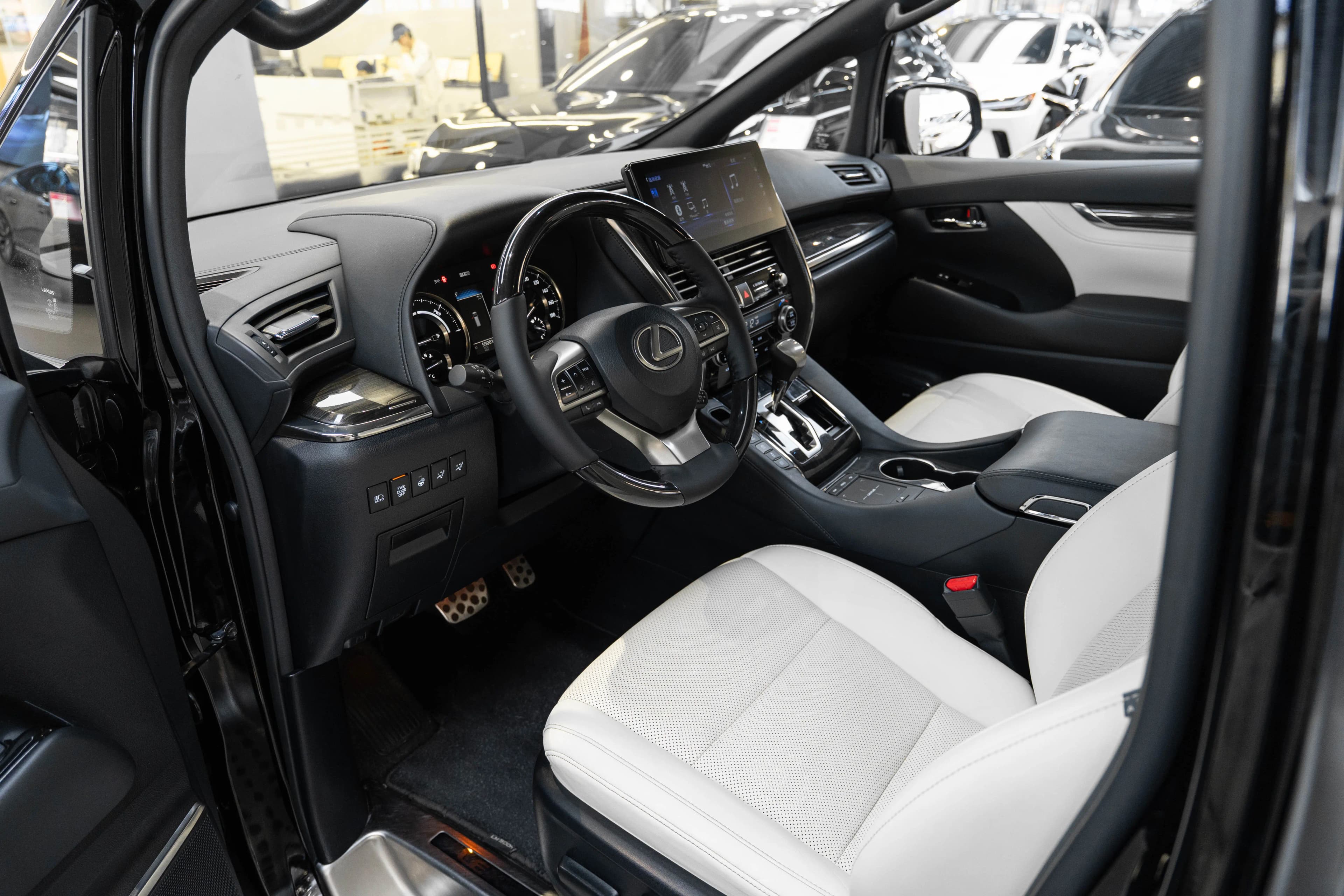 Lexus LM 2021 г. 59090 км. — фото 18