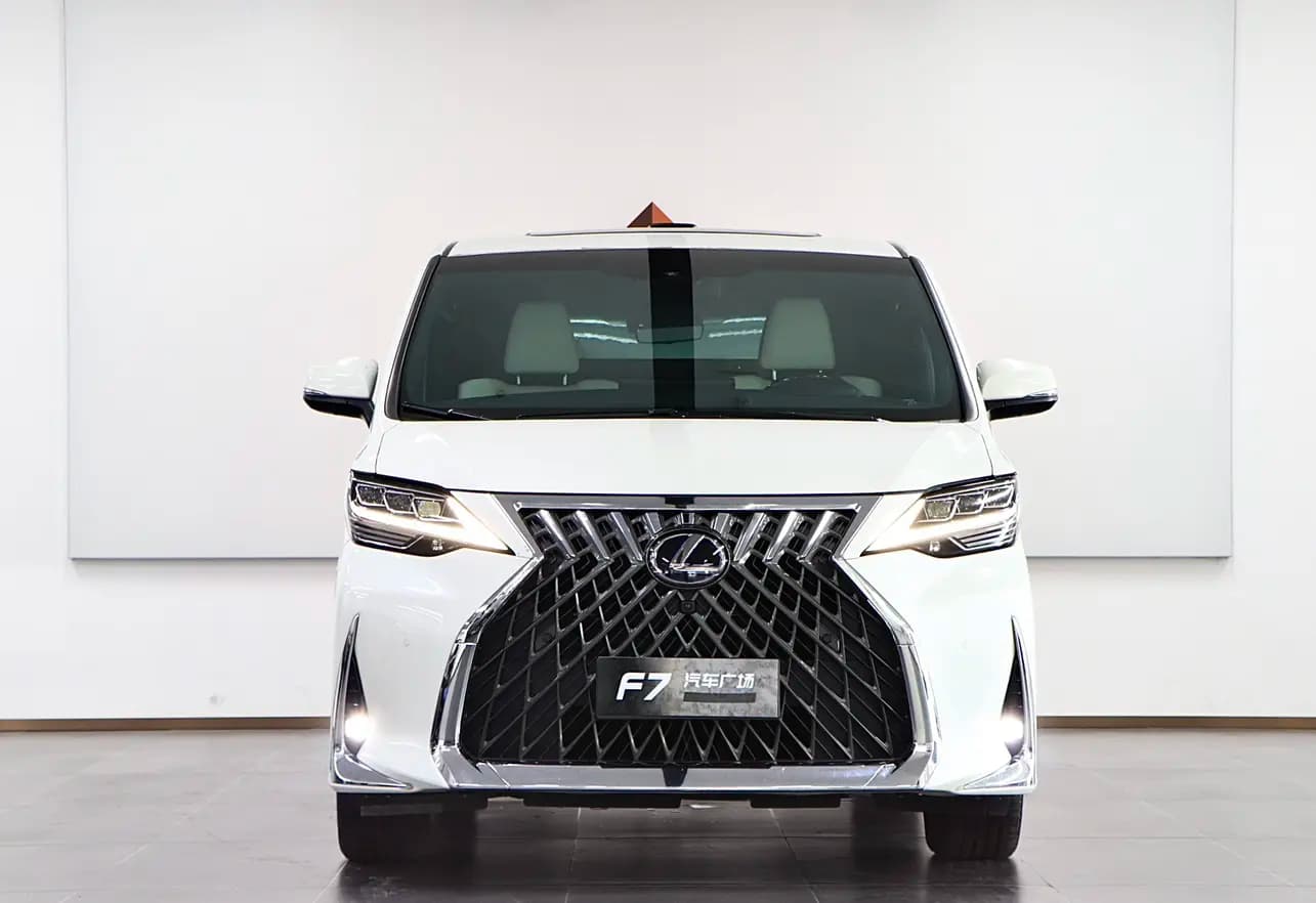 Lexus LM 2023 г. 48091 км. — фото 2