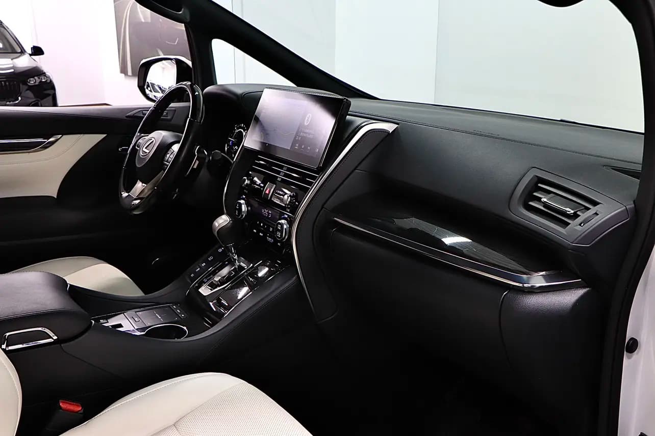 Lexus LM 2023 г. 48091 км. — фото 17