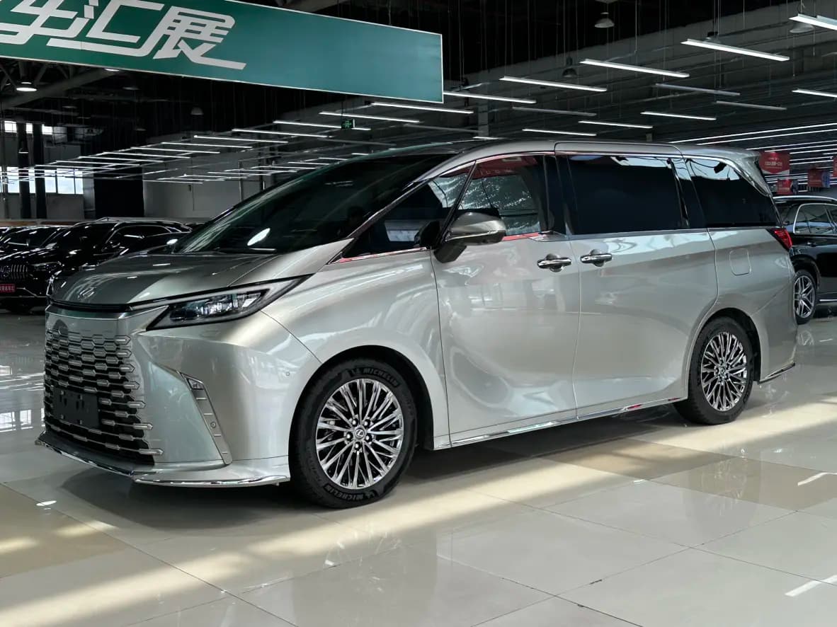 Lexus LM 2024 г. 6092 км.