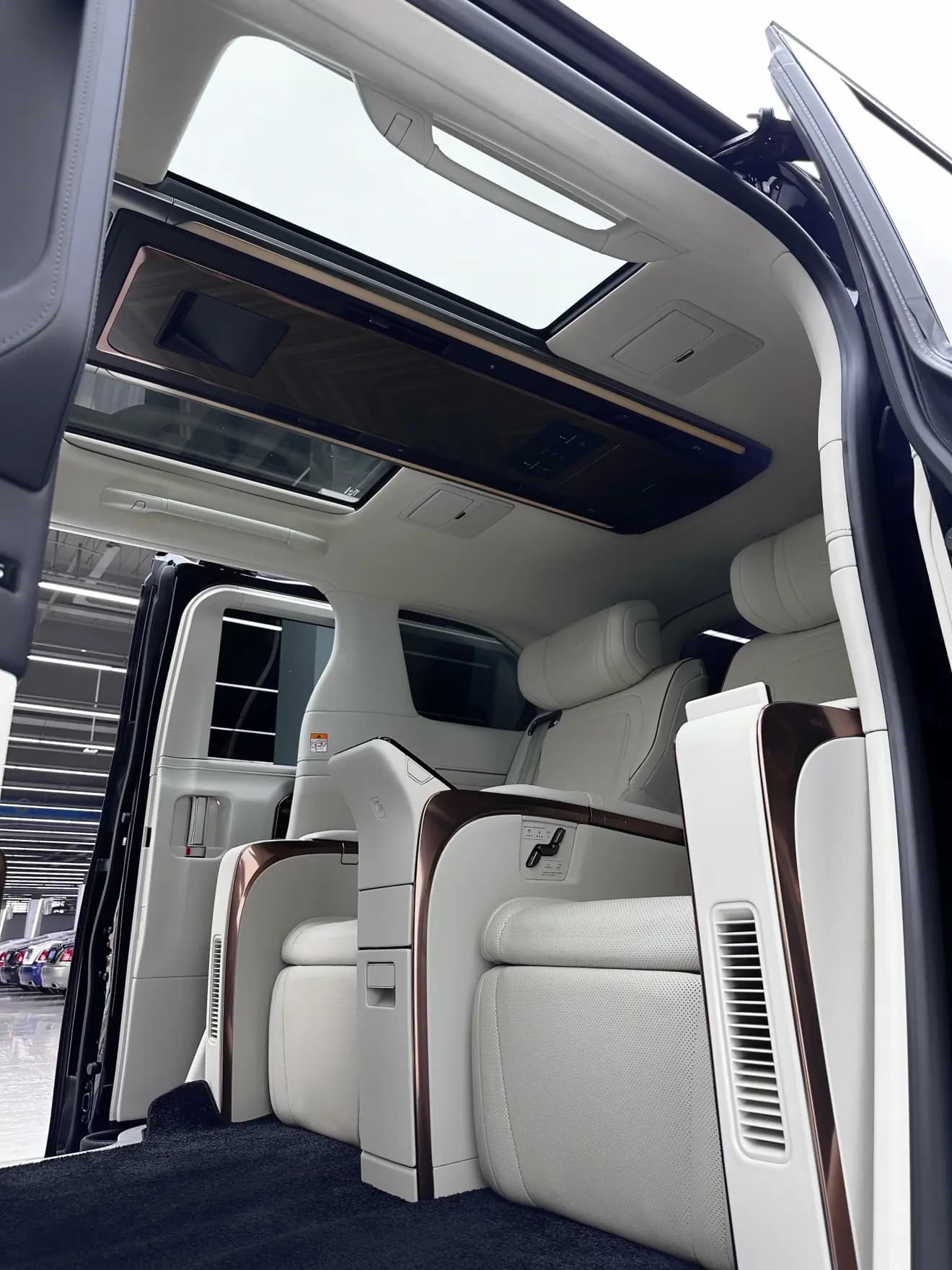 Lexus LM 2025 г. 6693 км. — фото 8