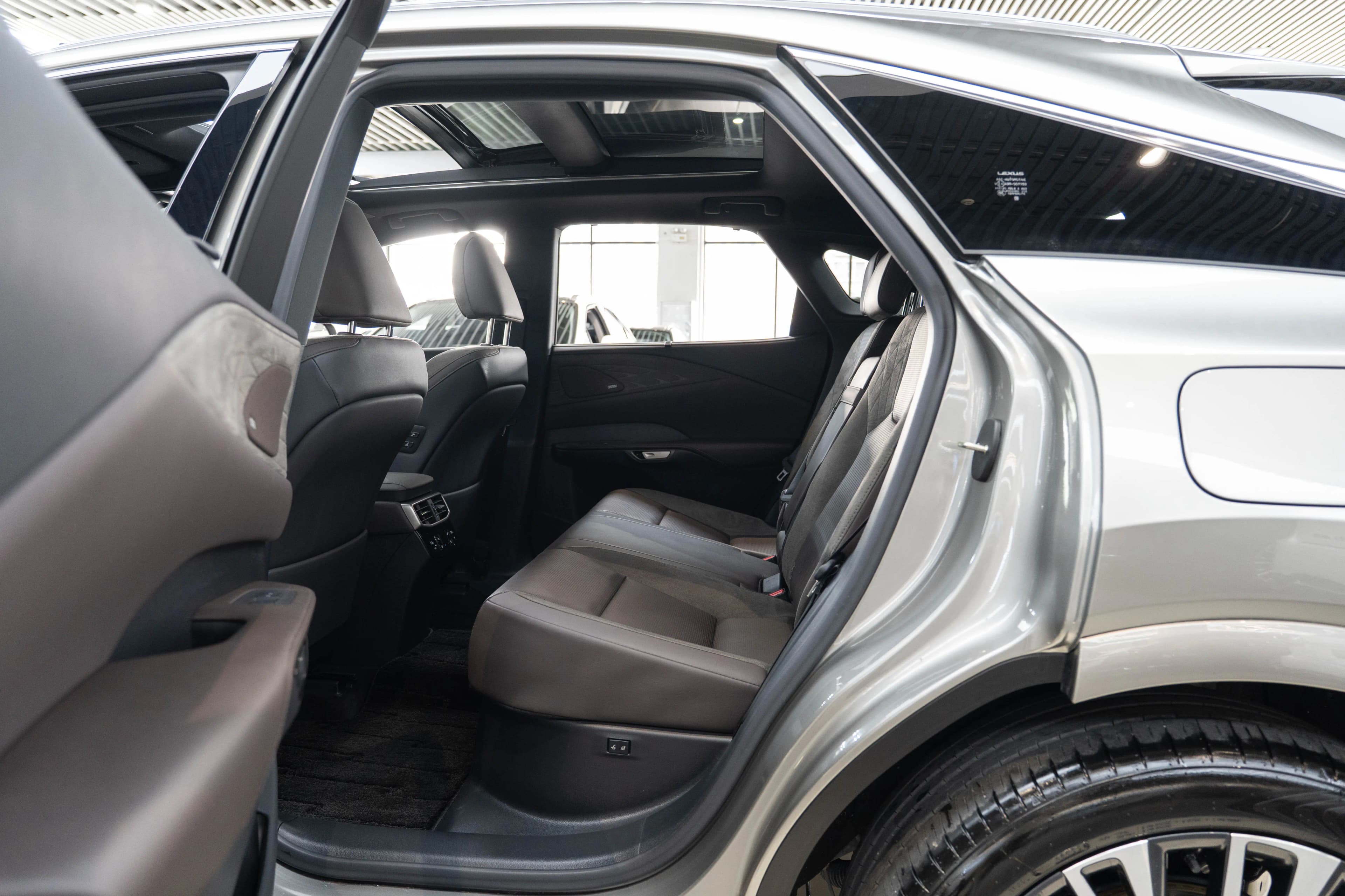 Lexus RX PHEV 2023 г. 6949 км. — фото 23