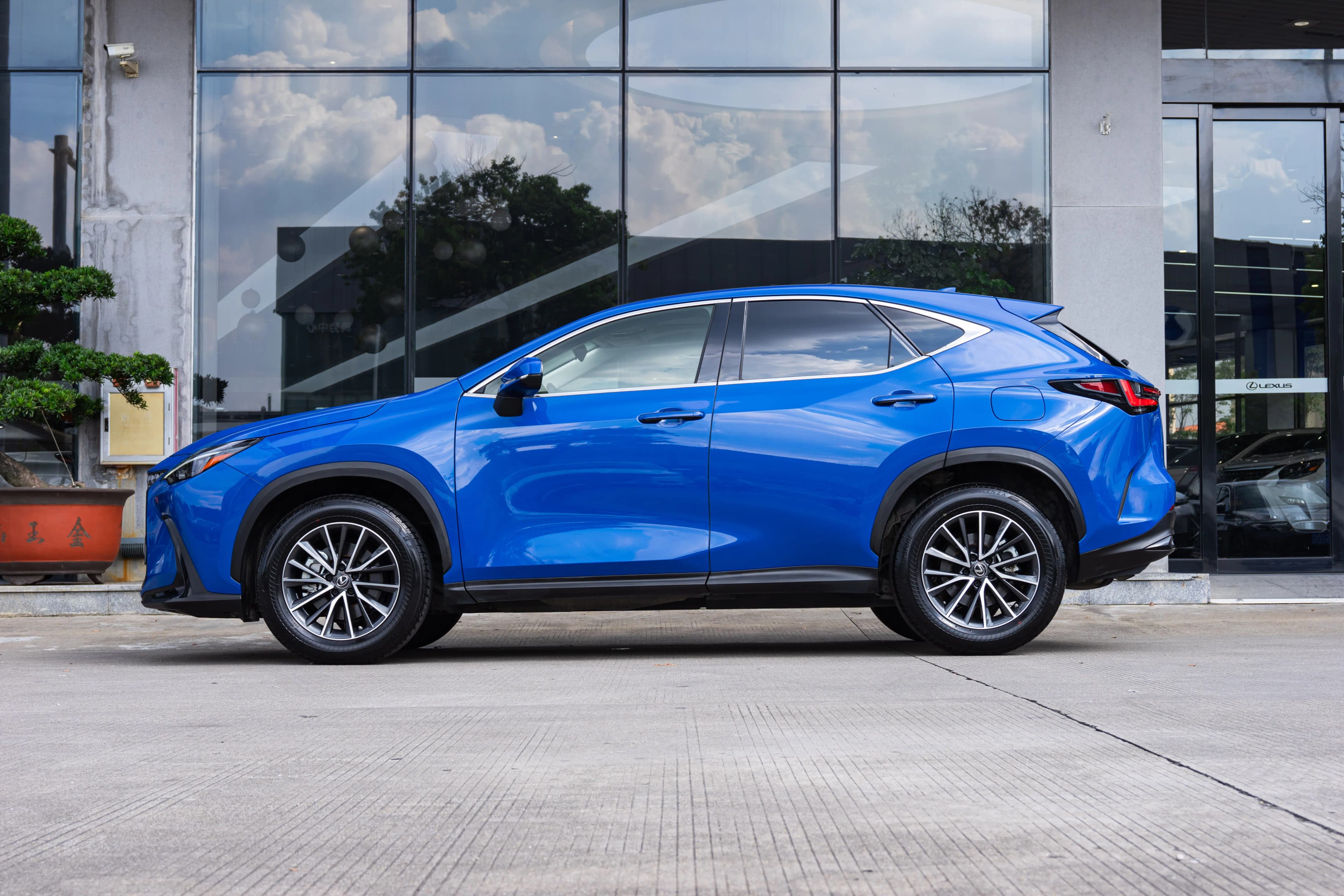 Lexus NX 2022 г. 13807 км. — фото 3