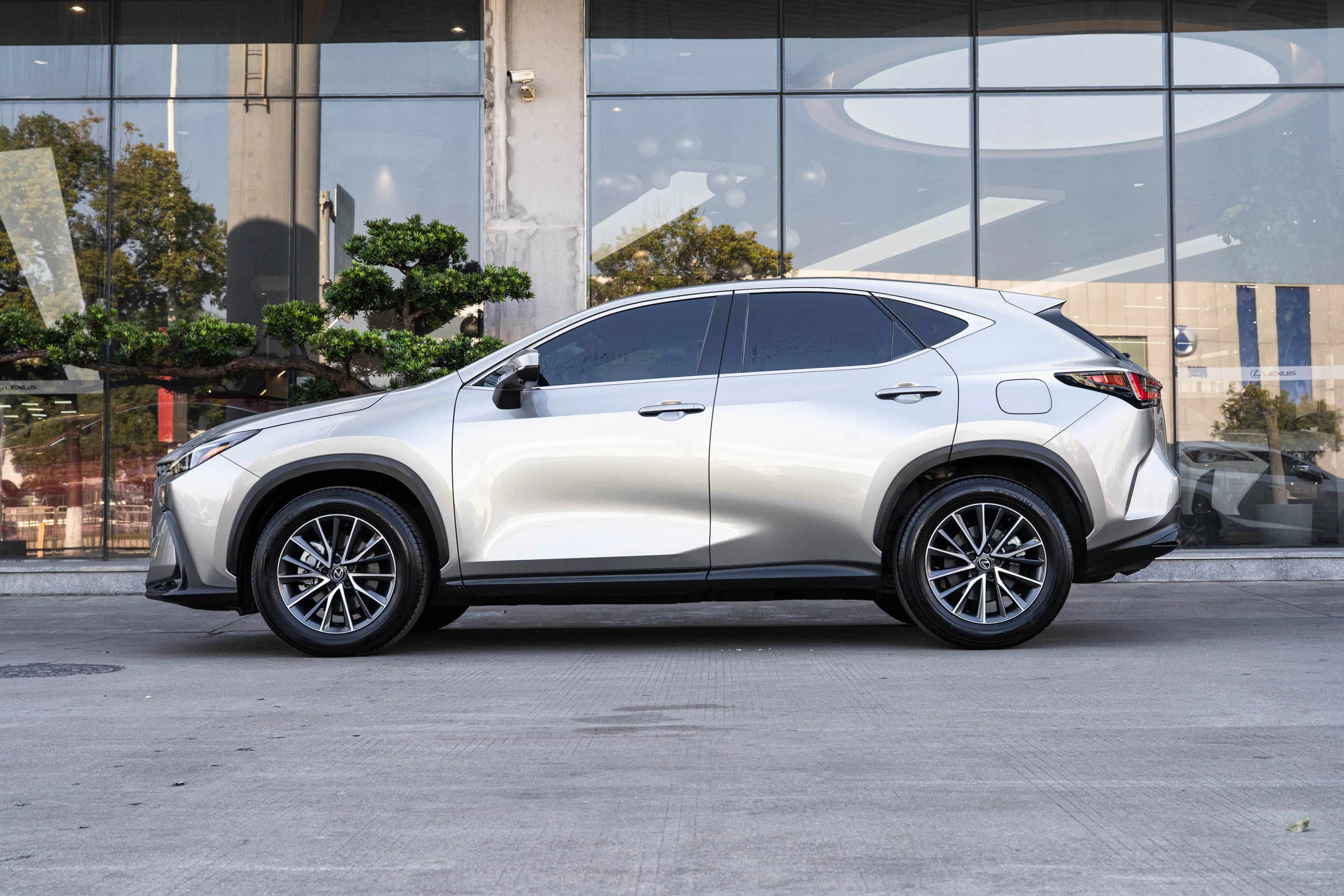 Lexus NX 2023 г. 28908 км. — фото 3