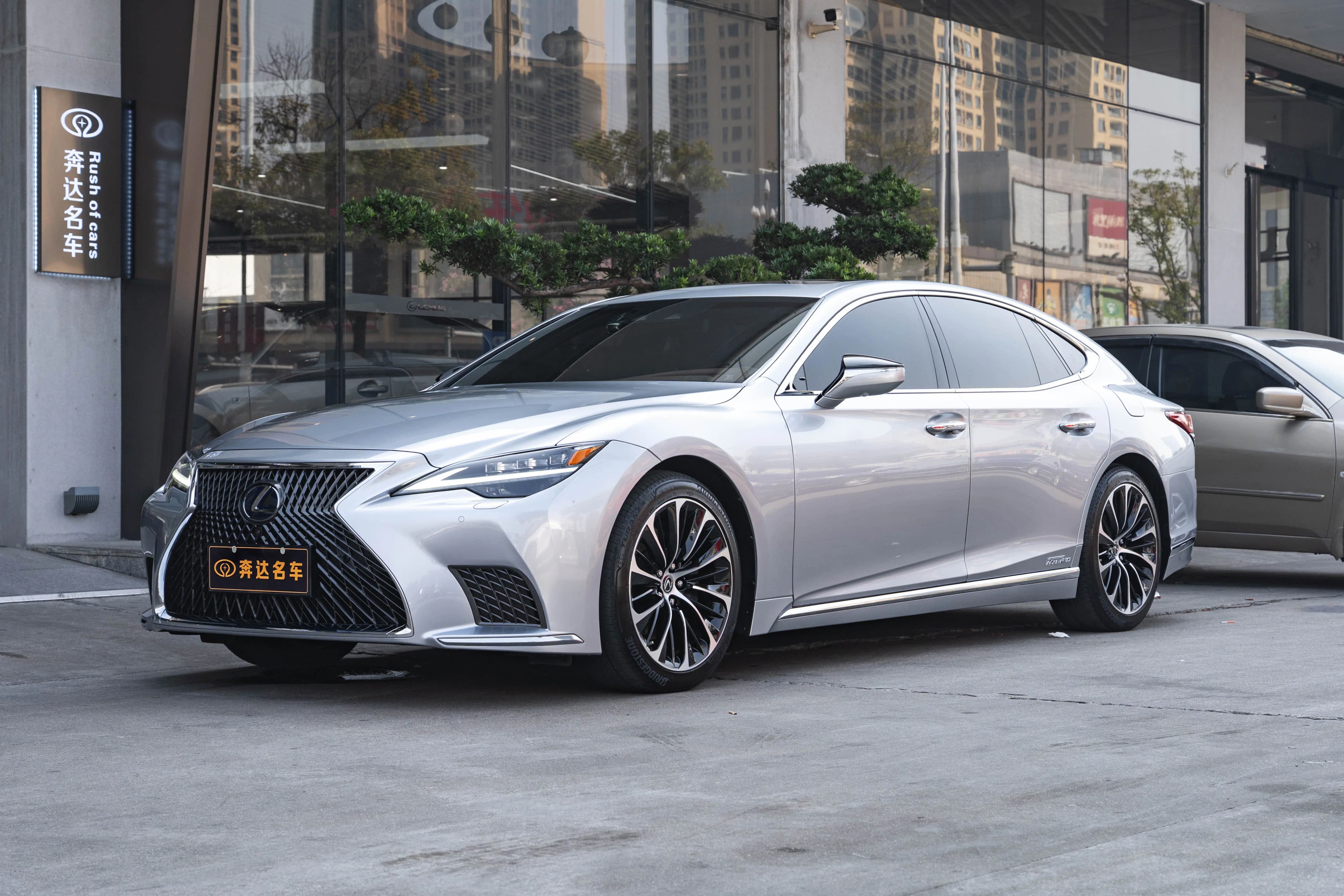 Lexus LS 2022 г. 27957 км.