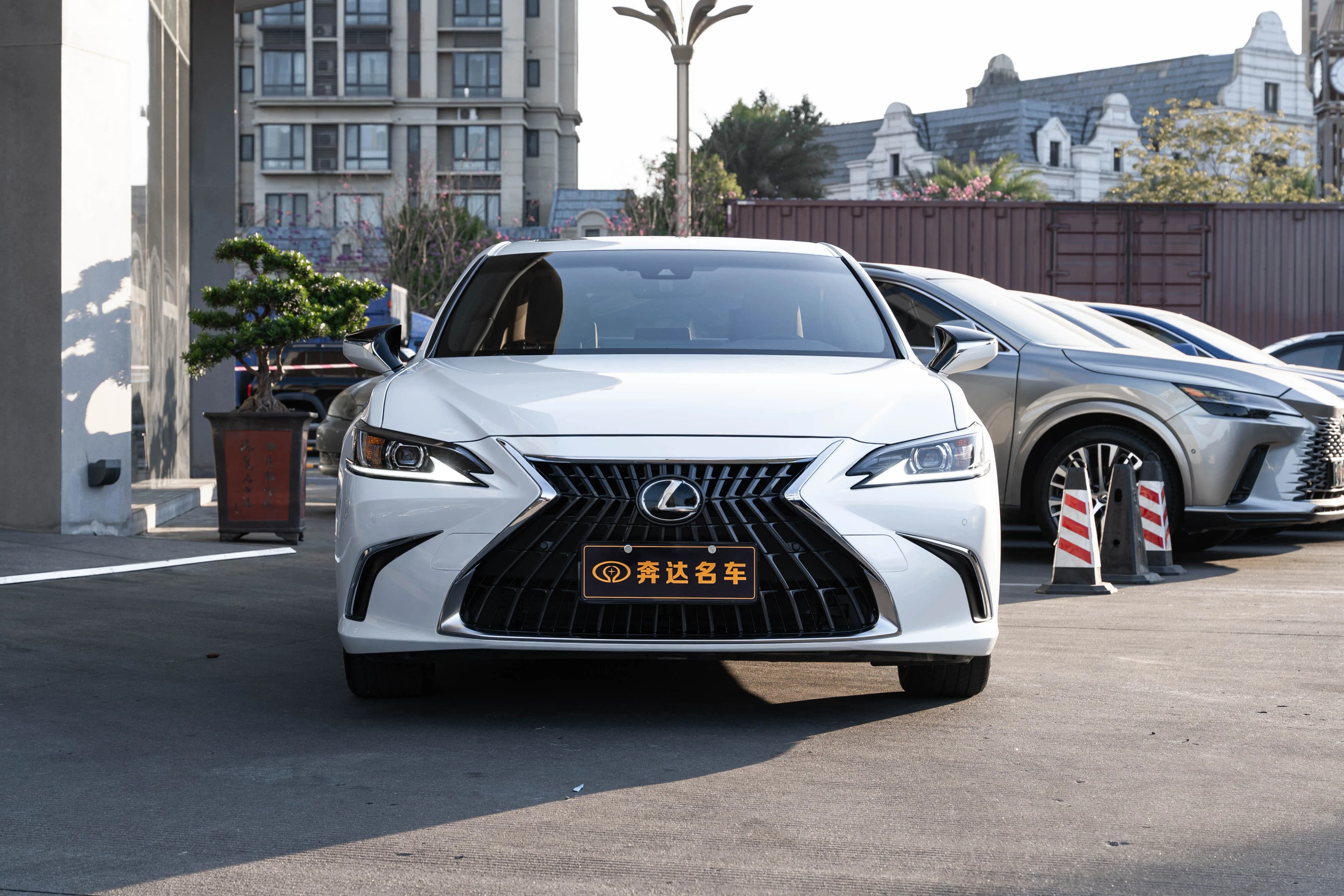 Lexus ES 2023 г. 30344 км. — фото 2