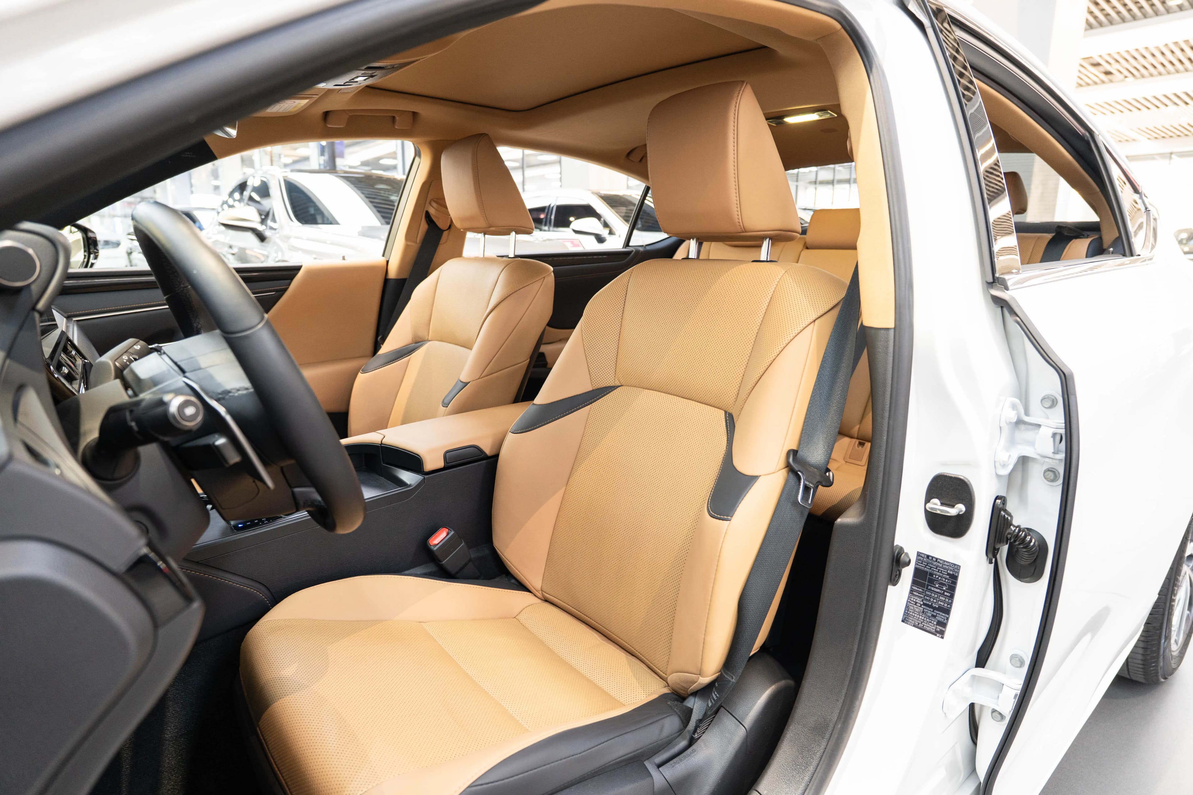 Lexus ES 2023 г. 30344 км. — фото 20